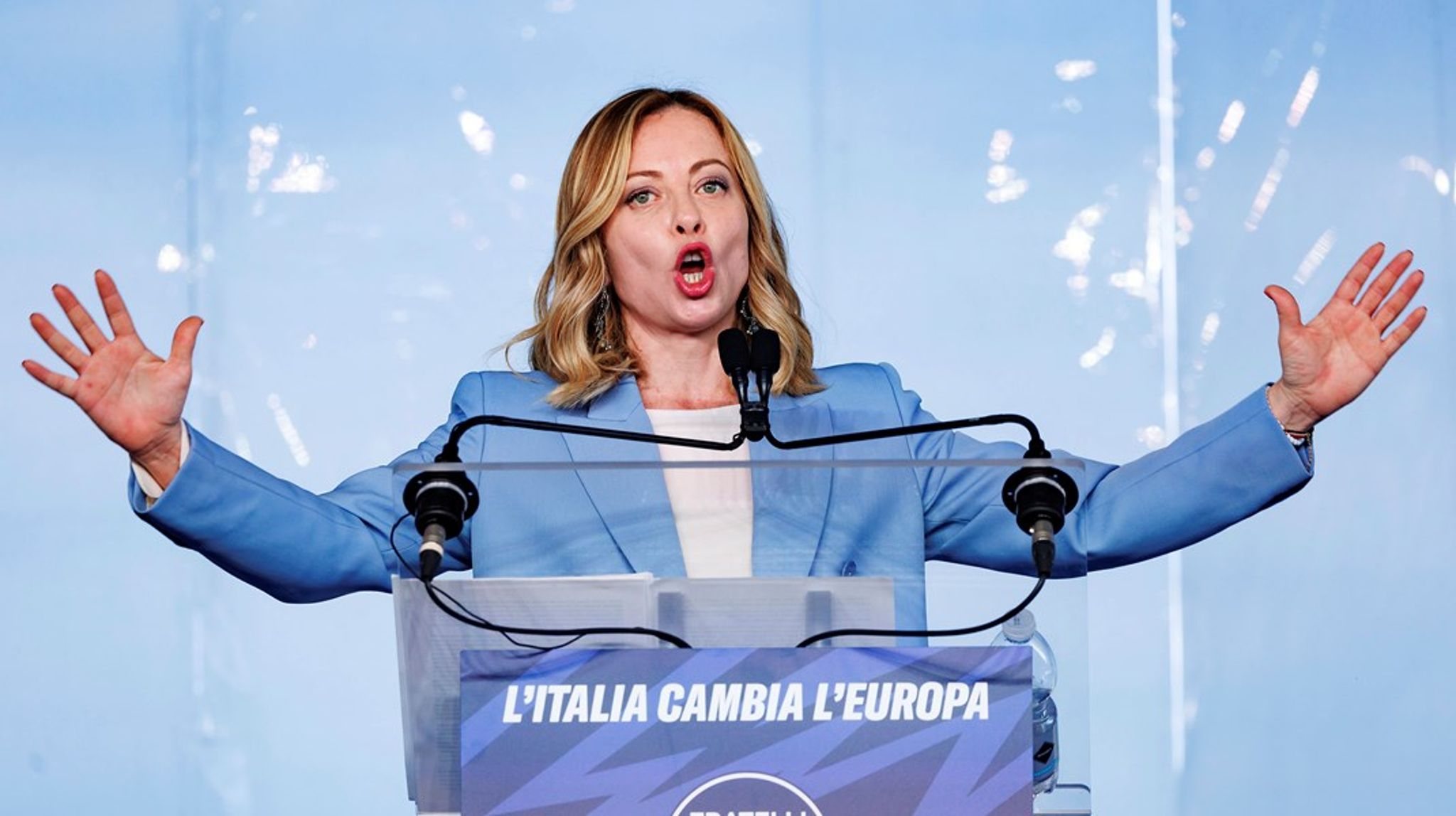 ”Italien förändrar Europa”, står det på Giorgia Melonis talarstol. Och det kan vara precis det som är hennes&nbsp;plan.