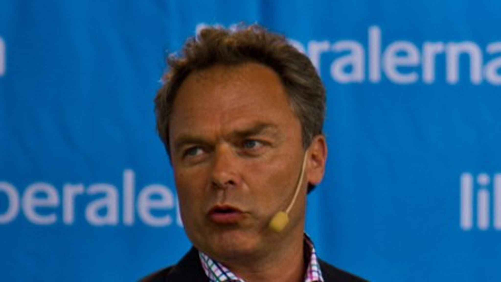 Folkpartiledaren Jan Björklund anser att det säkerhetspolitiska läget har ändrats så mycket att försvarsberedningen ska kallas in för att ta fram ett nytt underlag inför försvarsbeslutet - ett krav som regeringen avvisar.