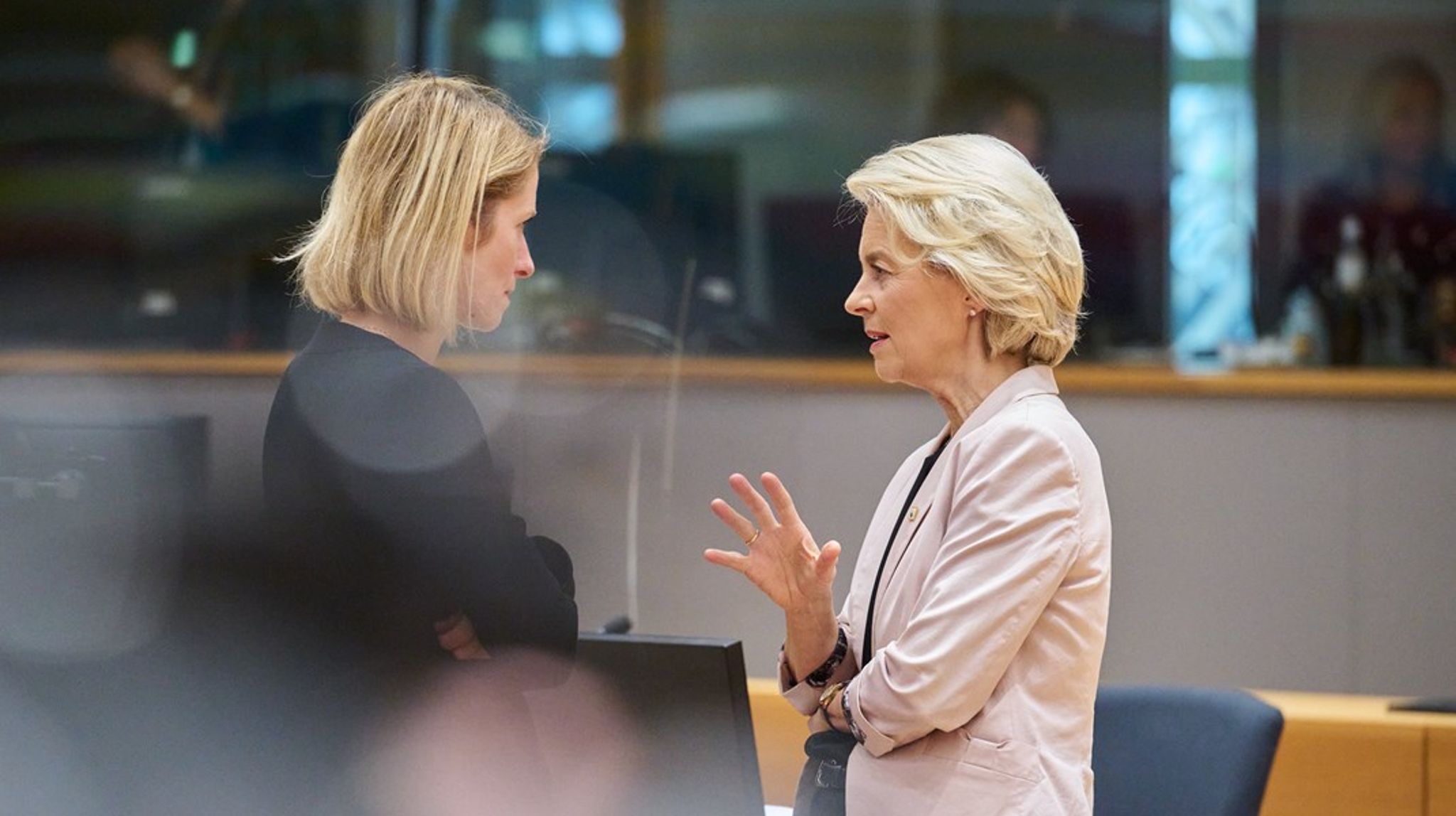 En av ytterst få kvinnor som hittills nominerats till en plats i Ursula von der Leyens (till vänster) kommande EU-kommission är estniska Kaja Kallas (till höger), som ska bli EU:s nästa utrikeschef. Utöver de två finns det bara fyra andra kvinnliga kandidater bland de nuvarande 22 kandidater – en av dem svenska EU-ministern Jessica Roswall (M). 