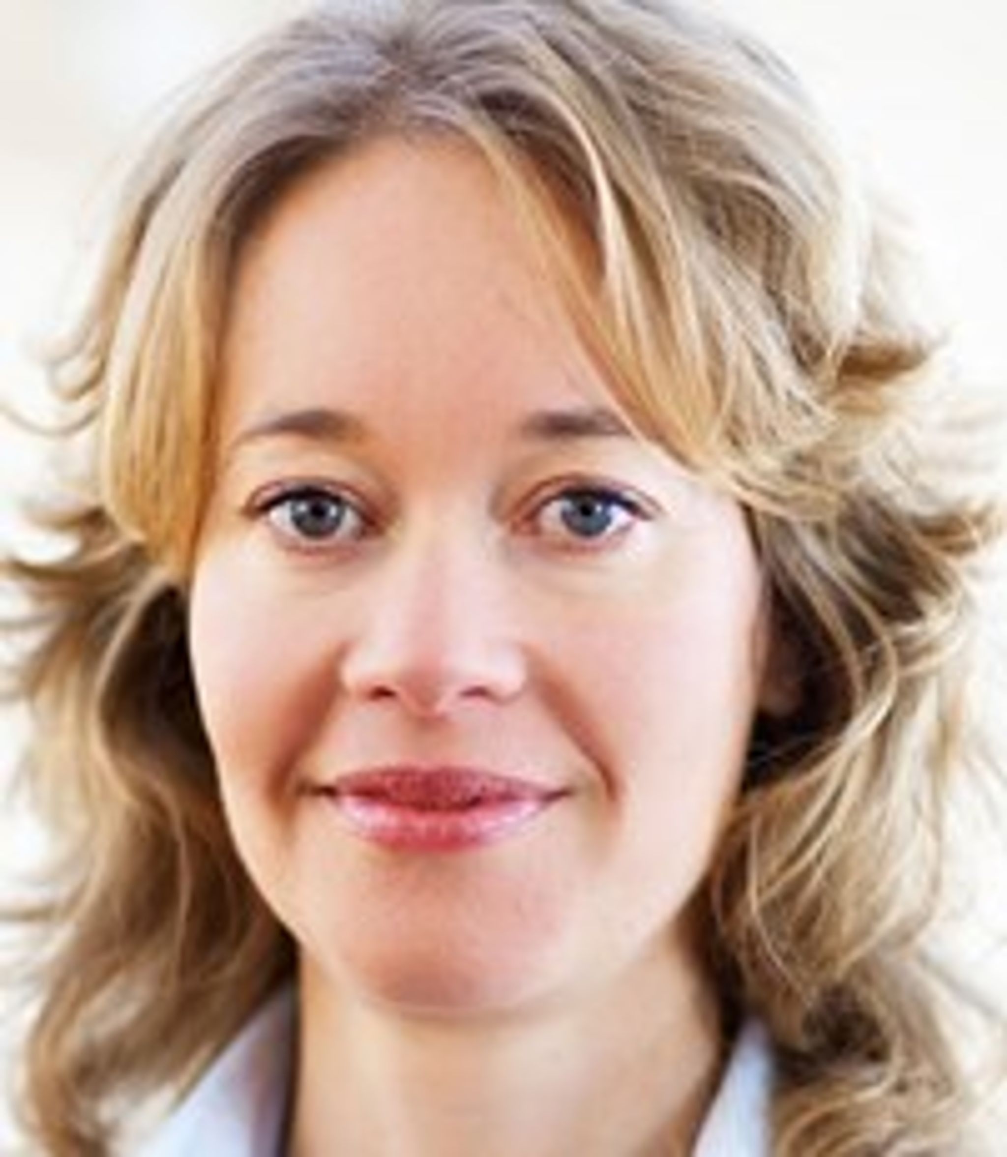 Christina Wejshammar, chef för avdelningen för betalningssystem och kontanter på Riksbanken, anser att det vore bättre ifall Finansinspektionen fick det övergripande ansvaret för kontanthanteringen. 