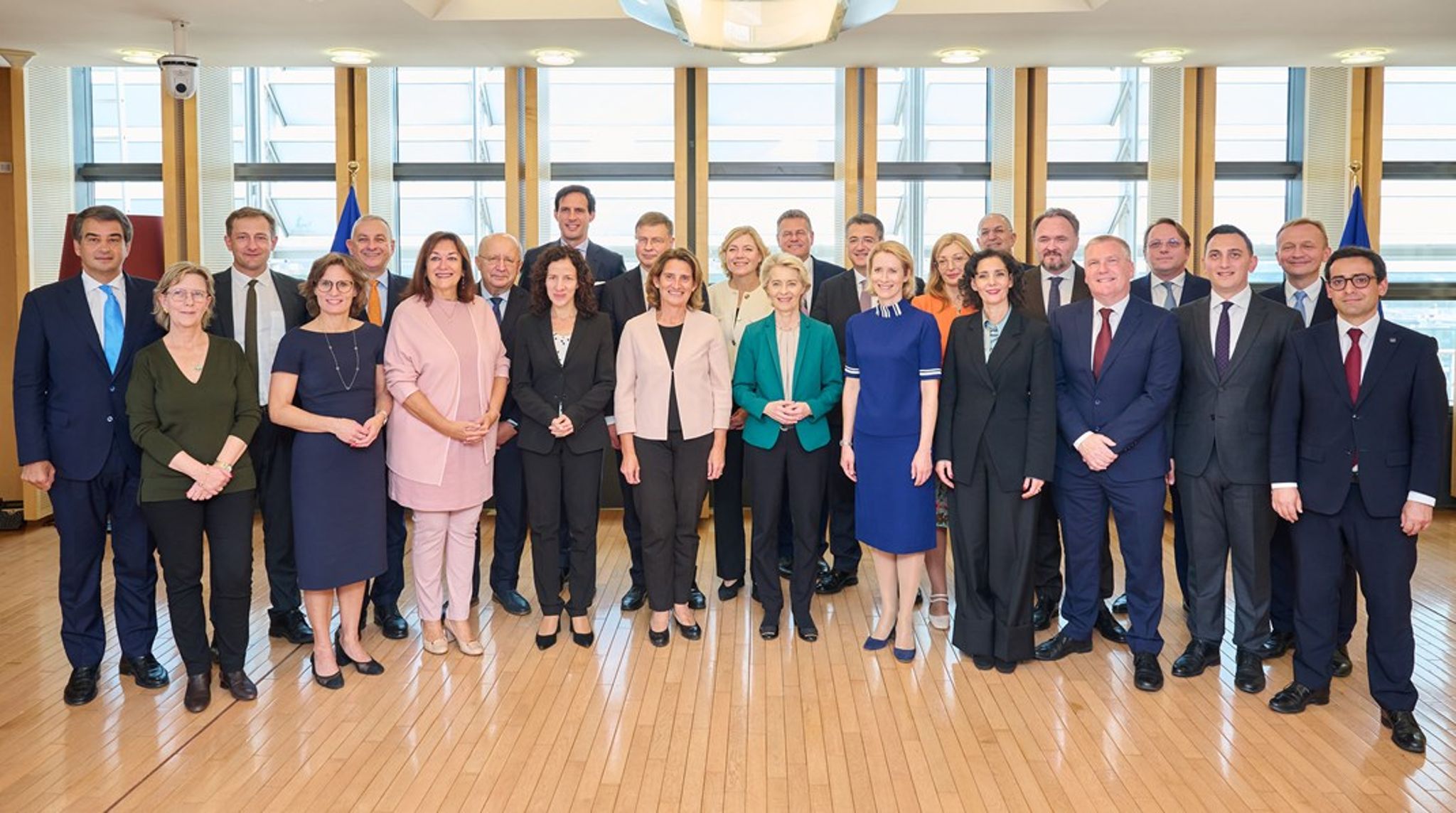 Här är hela teamet av kandidater till EU-kommissionen, som uppställningen ser ut innan Europaparlamentet har prövat dem – och där de fortfarande riskerar att sållas bort. 