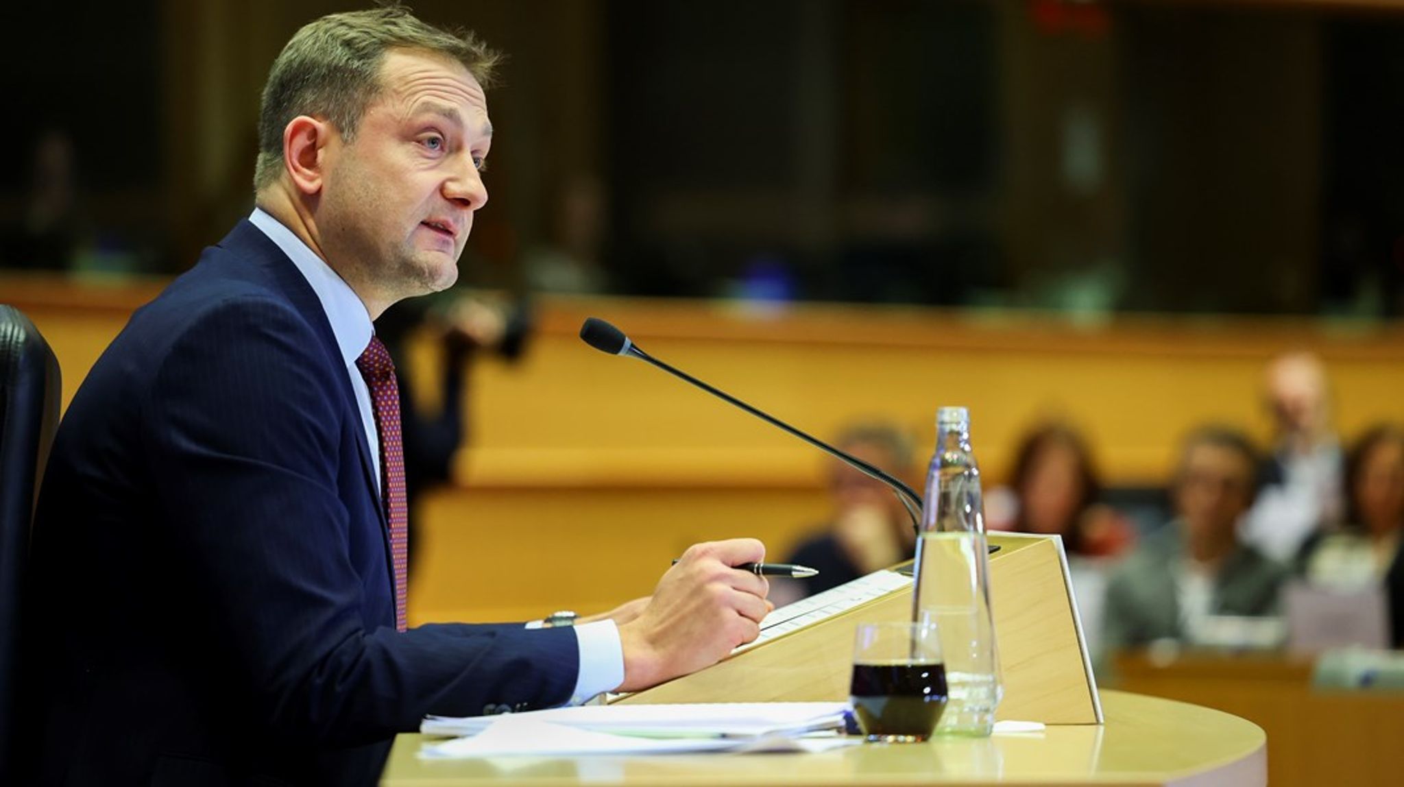 Hansen markerade hårt mot rekommendationen från den strategiska dialogen om att ge incitament att öka produktionen av växtbaserade proteiner, och fick då applåder från rummet. <br>
