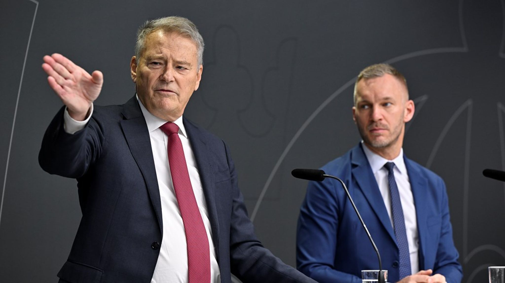 Tidigare Ericsson-vd:n Carl-Henric Svanberg lämnade över rapporten till civilminister Erik Slottner (KD) under tisdagen.