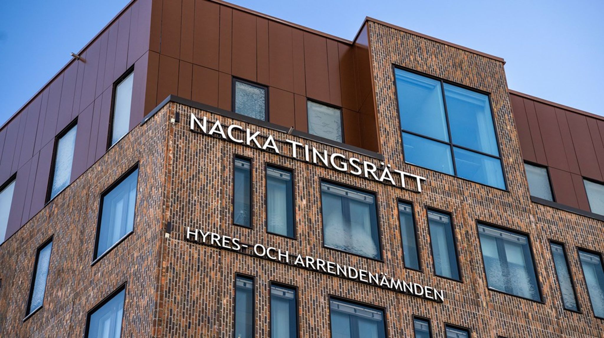 Vi har tagit in extra personal som har fått sitta och registrera skiljemannaärendena. Bara för att vi sen ska pröva om det finns förutsättningar att utse en skiljeman. Det är det vi tycker är så dumt. 