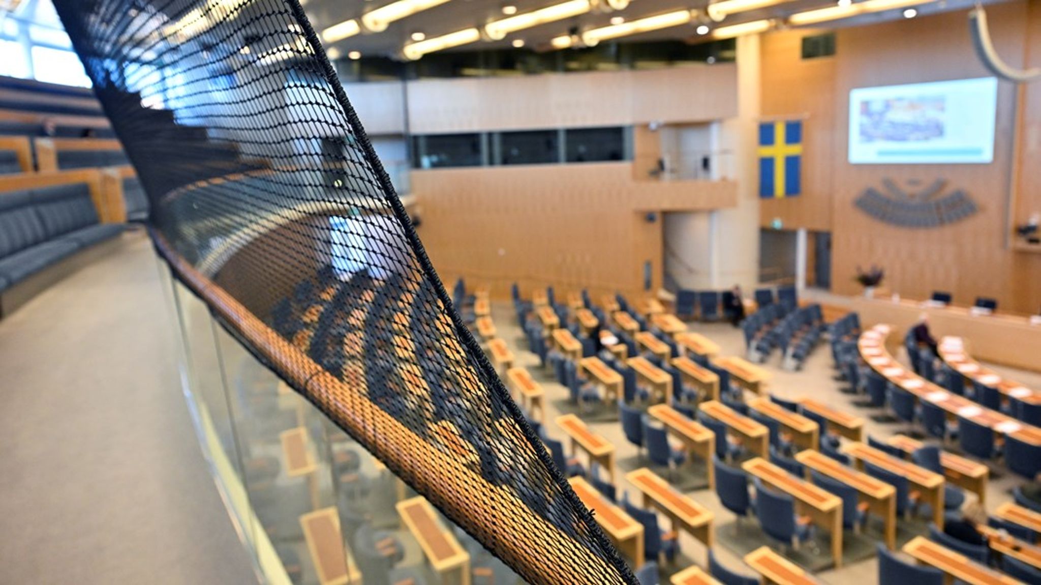Efter attacken mot utrikesministern i oktober sattes nät upp som ska förhindra att saker kastas ned på ledamöterna och statsråden.