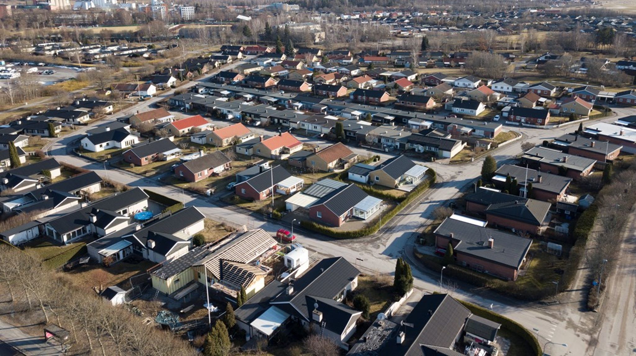 Bonusen som ska få kommuner att planera för fler småhus har haft en trög start. Nu höjer regeringen summan som kommunerna kan få för varje hus. 