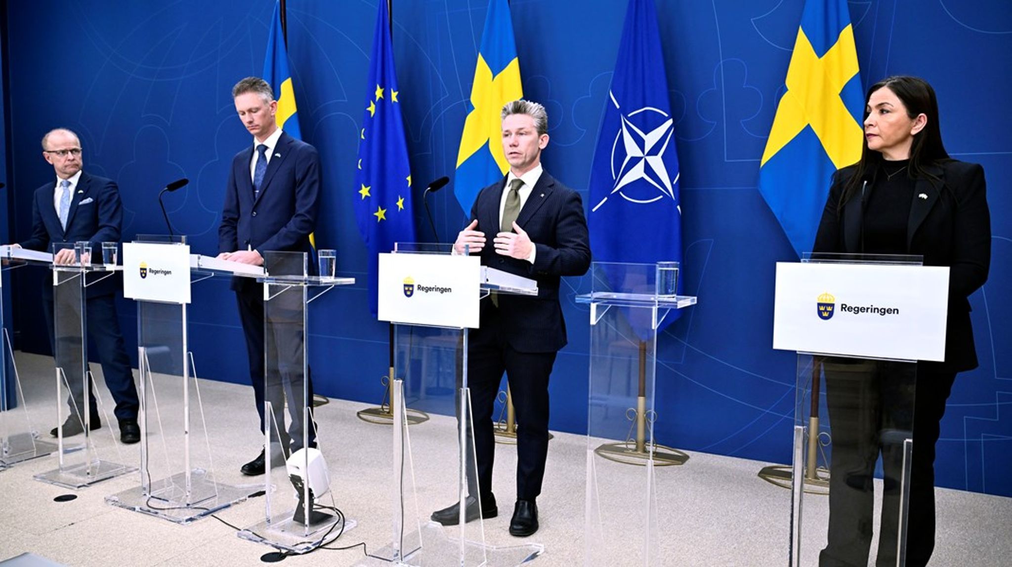 Regeringen och SD presenterar det största stödpaketet hittills.