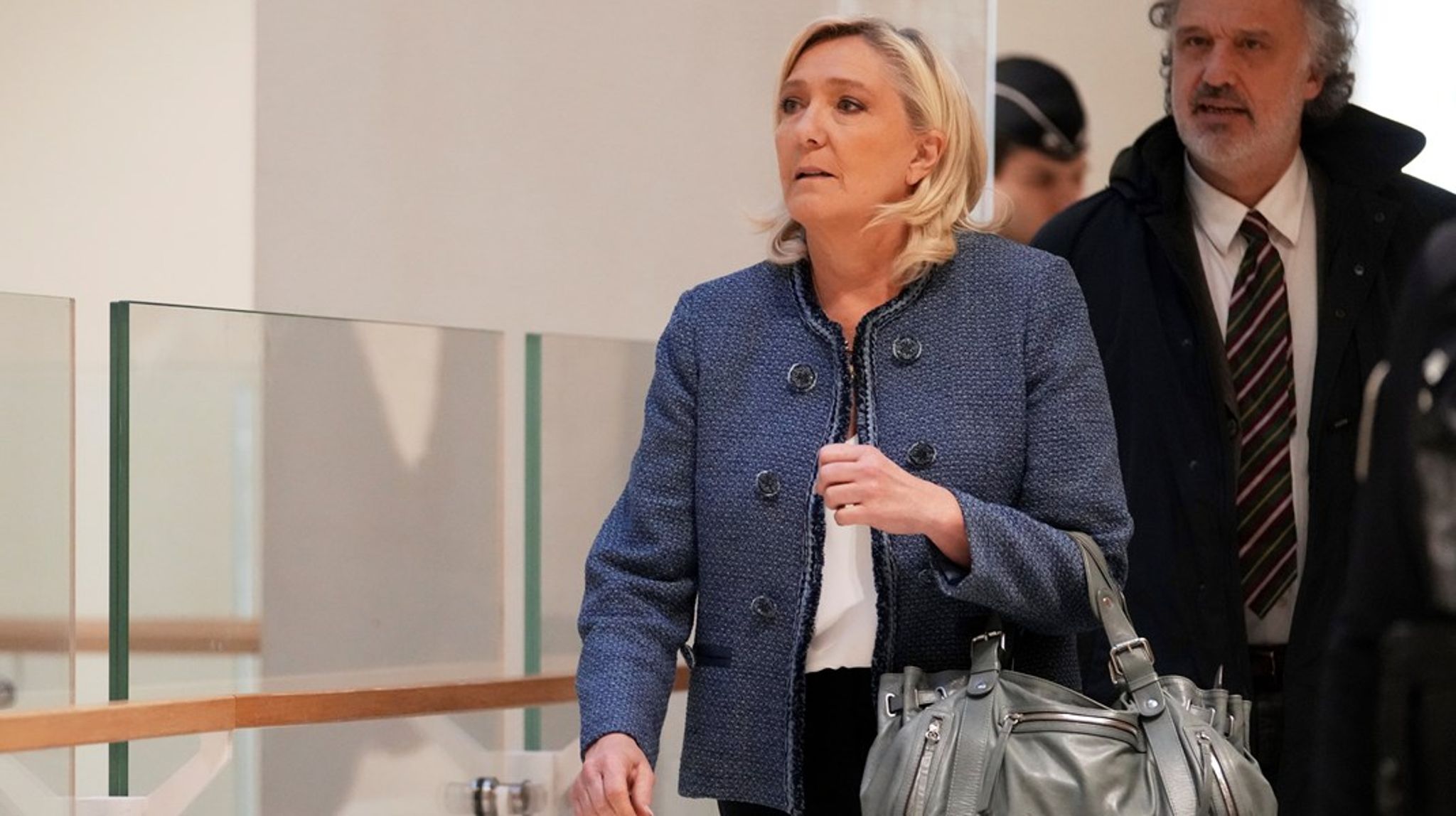 Marine Le Pen döms för att ha fuskat sig till pengar för EU-assistenter som egentligen gjort andra arbetsuppgifter. Hon nekar till brott och lämnade domstolen i Paris när domen lästes upp.