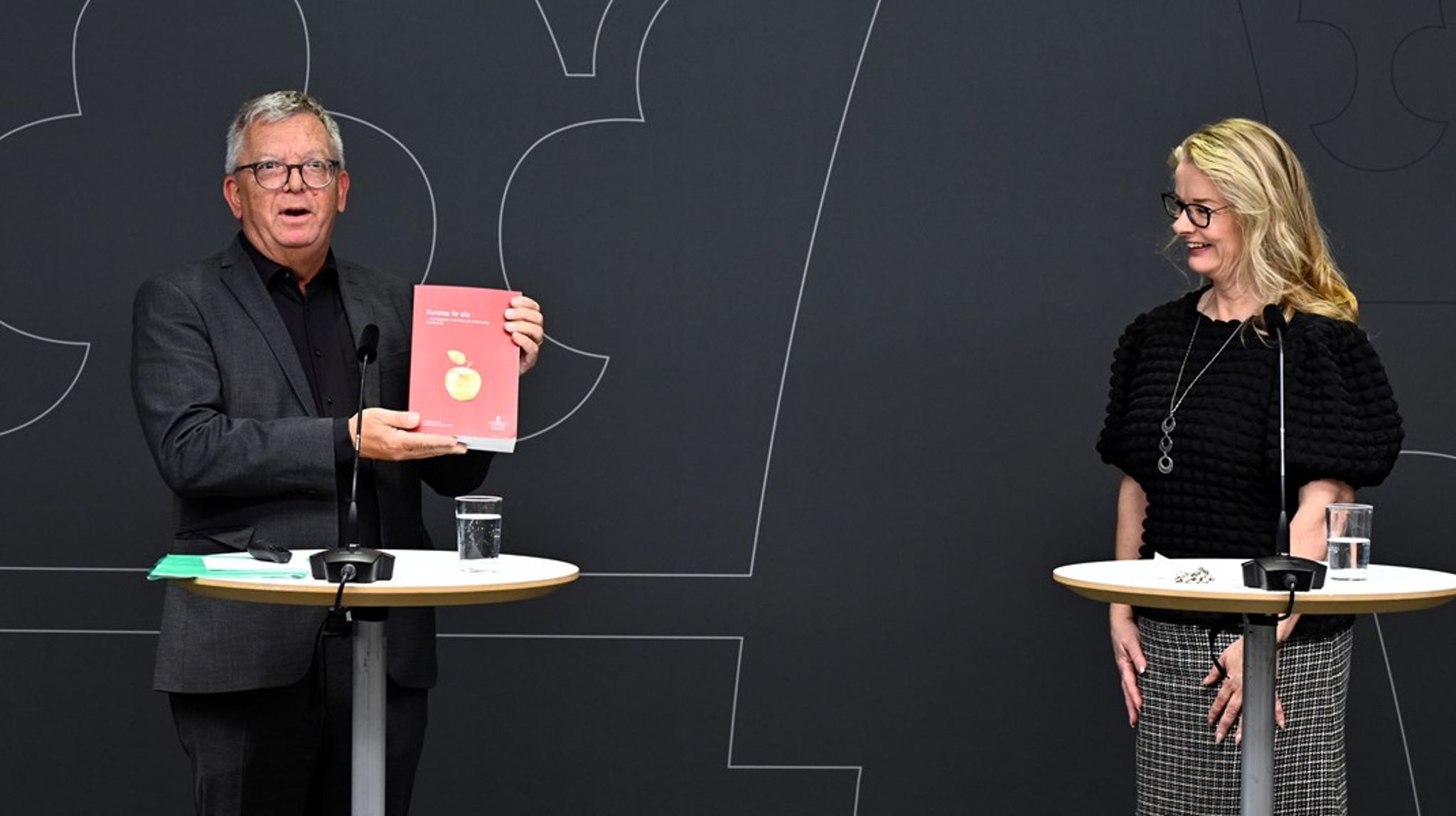 Skolminister Lotta Edholm (L) tar emot den nya läroplansutredningen från den särskilde utredaren Thomas Persson.