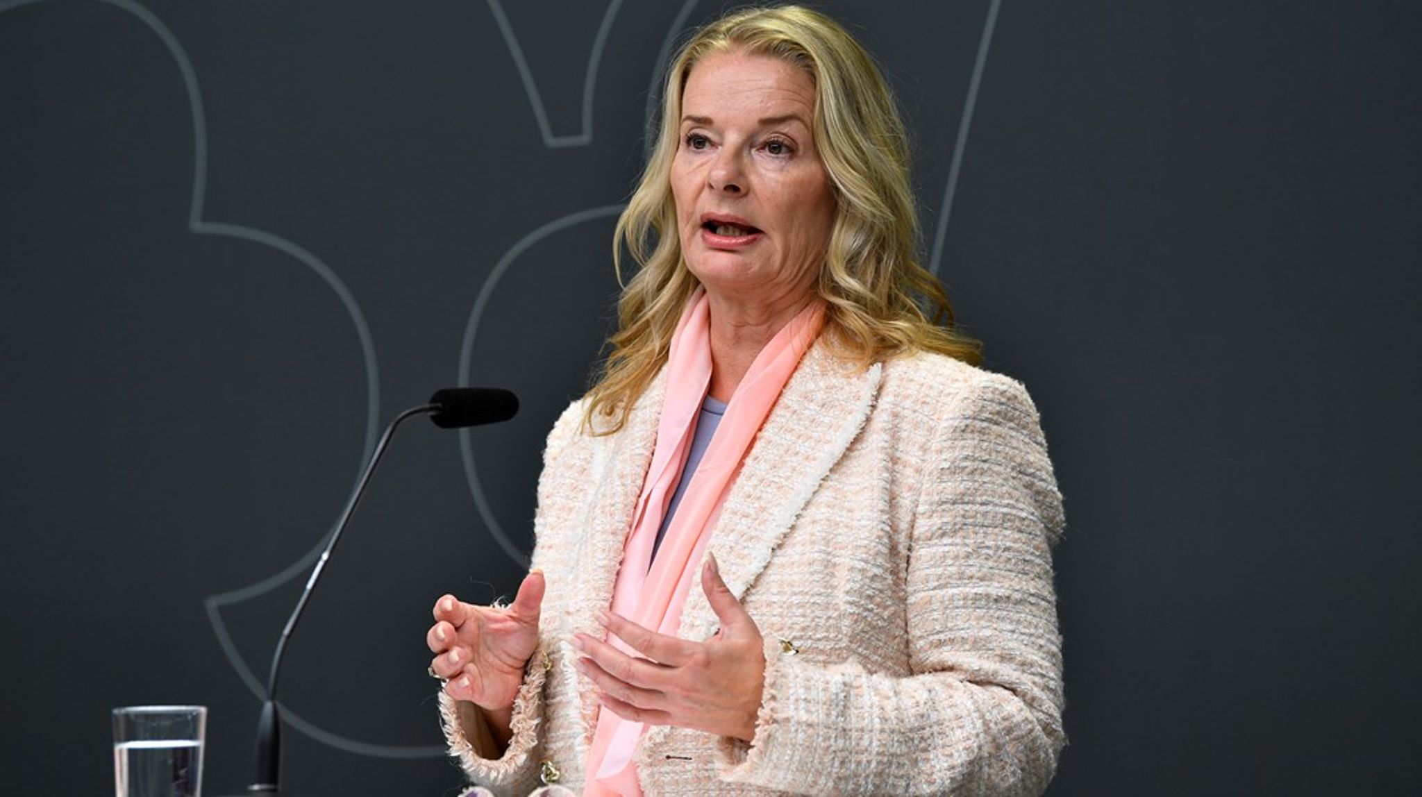 Varför struntar skolminister Lotta Edholm (L) i de små barnen? Det frågar sig&nbsp;Alexandra Mattsson (V).