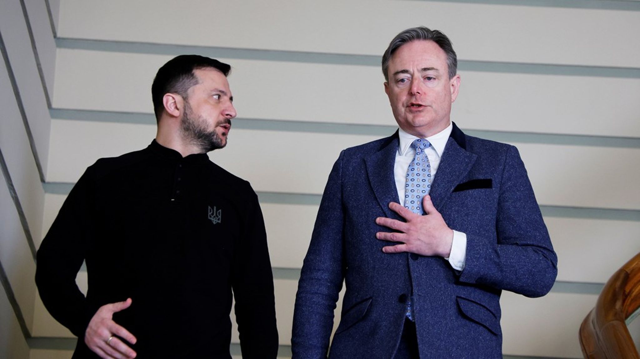 President Volodymyr Zelenskyj behöver mer
finansiering om Ukraina ska kunna fortsätta att försvara sig på slagfältet mot Ryssland – men Belgiens premiärminister Bart de Wever ser risker med att använda de ryska tillgångarna som är frysta i landet. 