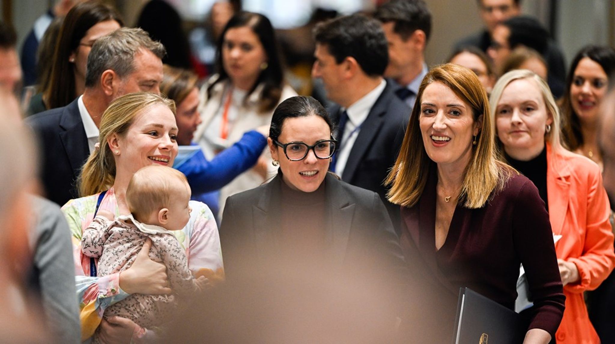 EU-parlamentets talman Roberta Metsola (till höger) var stolt över torsdagens resultat: "Ingen kvinna ska behöva välja mellan att tjäna sina väljare och att skaffa barn". Danska socialliberalernas Sigrid Friis (till vänster) var själv gravid med sin nyfödda dotter under sommaren och kände frustrationen över att se sin röst gå till spillo i Europaparlamentet. 