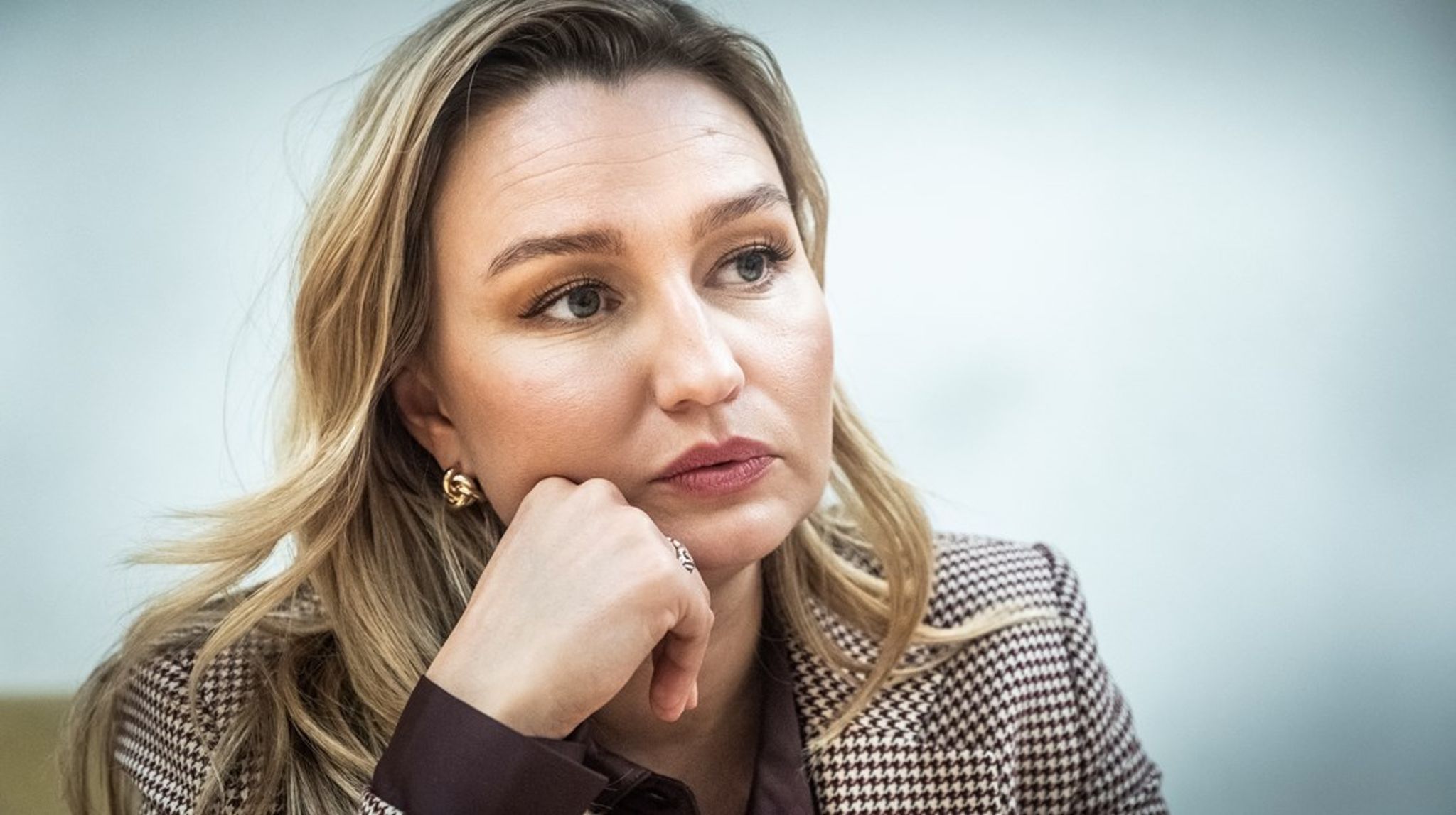 Ebba Busch reser till Kanada med kungen i stället för till COP30. Enligt kanadensiska medier är statsbesöket kopplat till en jätteaffär med Saab.