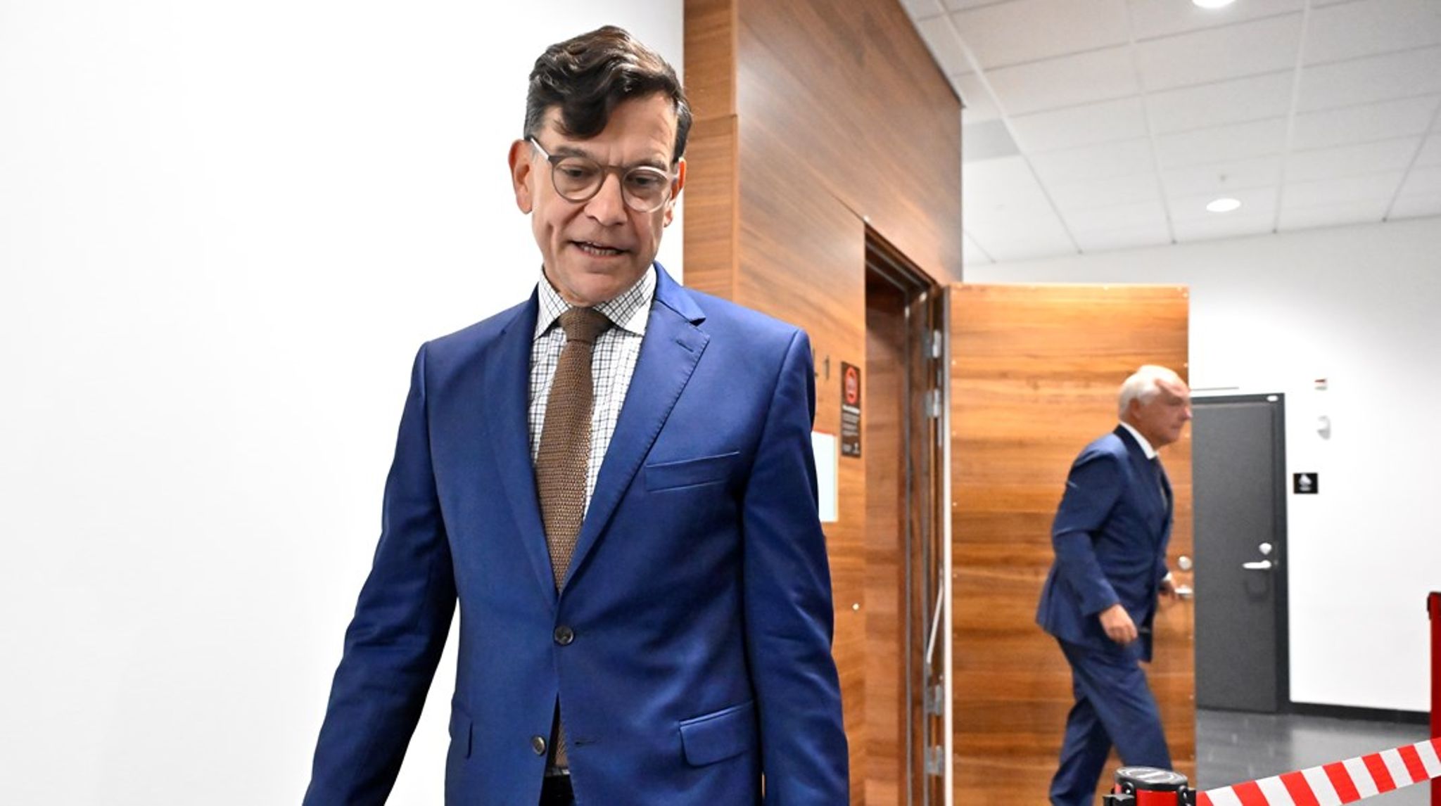 Oppositionen är starkt kritiska till att granskningen skjuts fram. Tidöpartierna kallar å sin sida oppositionens agerande för politiskt spel.&nbsp;