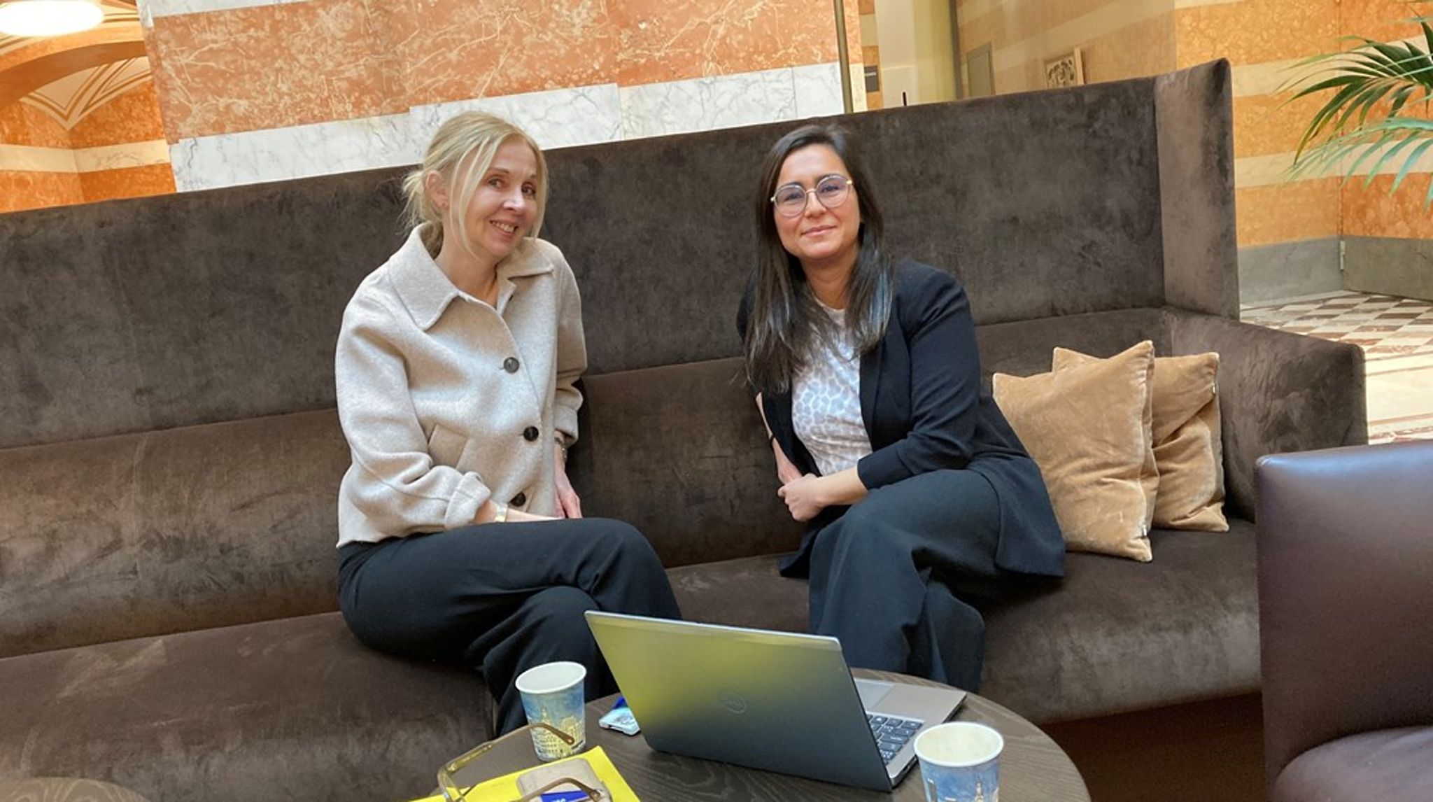 "Kunskapsmässigt
så tror jag att vi behöver förbättra oss lite här och där&nbsp;– både när det
gäller sakfrågor och när det gäller förhandlingskunskap", säger Karin Eckerdal, rektor för Regeringskansliets EU-karriärsprogram. Kanslirådet&nbsp;Parasto
Nosrati (till höger) är en av årets tolv deltagare i programmet.&nbsp;