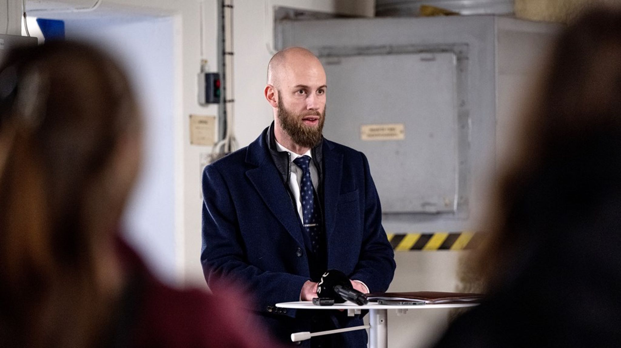 Regeringen vill införa en ny lagstiftning som gör det enklare att använda utrymmen som vägtunnlar och tunnelbanestationer som skyddsrum. Fastighetsägarna ska kunna ställa i ordning skyddsrummen på 48 timmar.&nbsp;