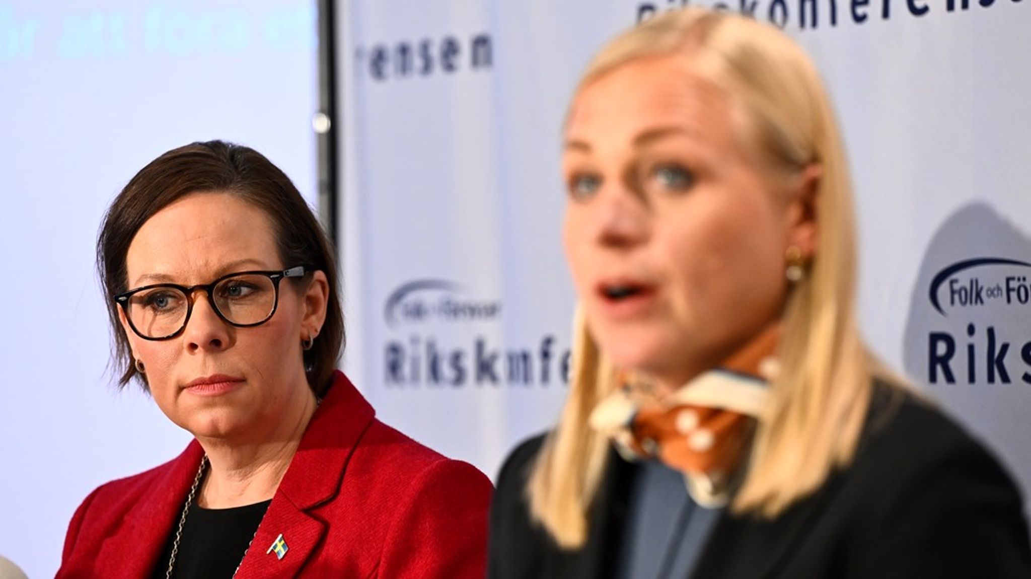 Maria Malmer Stenergard och Finlands utrikesminister Elina Valtonen kommer gemensamt drivar frågan om tuffare krav mot Ryssland från EU:s sida. 