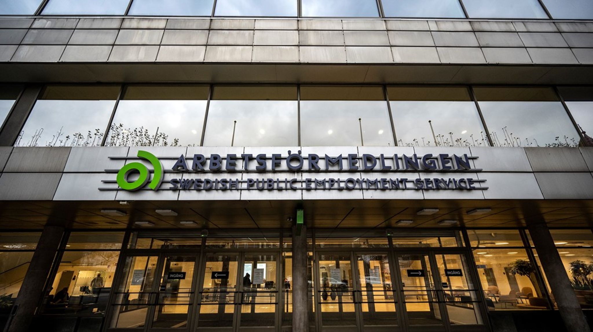 <img alt="">Trots avstängning från sin tjänst på Arbetsförmedlingen sitter den före detta it-direktören&nbsp;kvar i UHR:s styrelse.&nbsp;