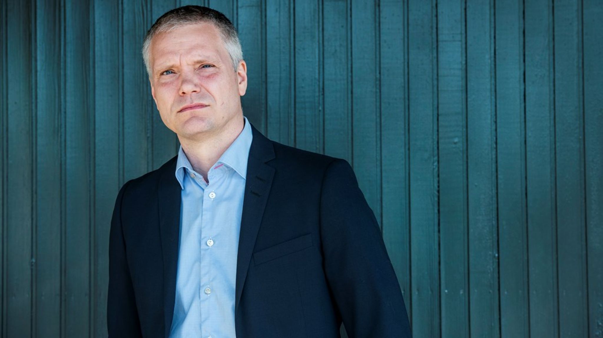 Göran Hjelm har en doktorsexamen i nationalekonomi och har tidigare arbetat många år på Konjunkturinstitutet, bland annat som forskningschef.