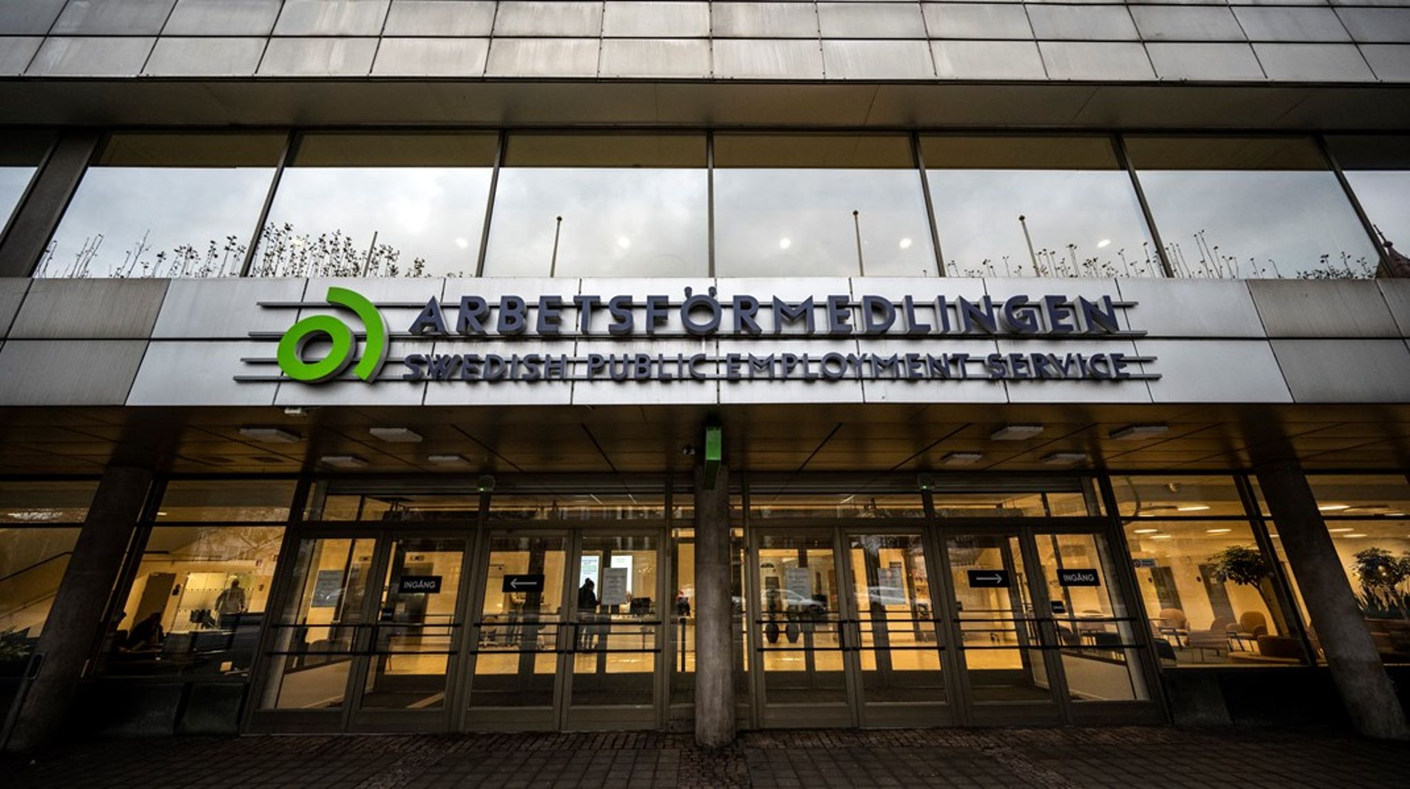 Samtidigt som Arbetsförmedlingen betalar tillbaka pengar till staten överskrider myndigheten anslaget för arbetslöshetsersättning och aktivitetsstöd med 638 miljoner kronor. 