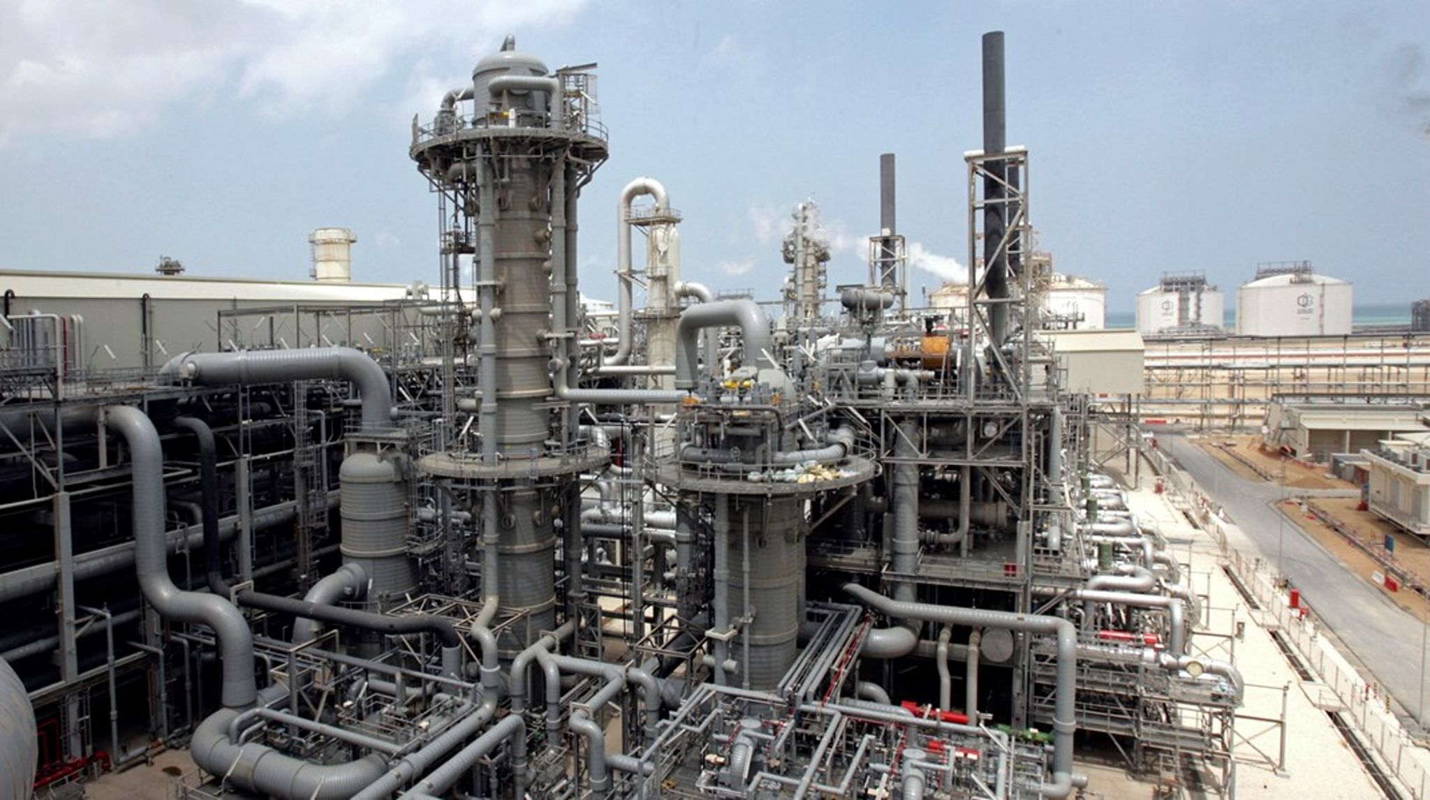 QatarEnergy har stoppat sin gasproduktion på grund av
iranska angrepp. Det får de globala energipriserna att stiga kraftigt.