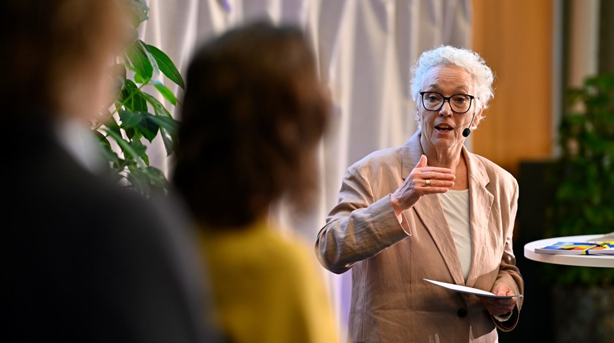 Helena Dyrssen (L), statssekreterare vid klimat- och näringslivsdepartementet, tog emot Klimatpolitiska rådets rapport i ministerns ställe.