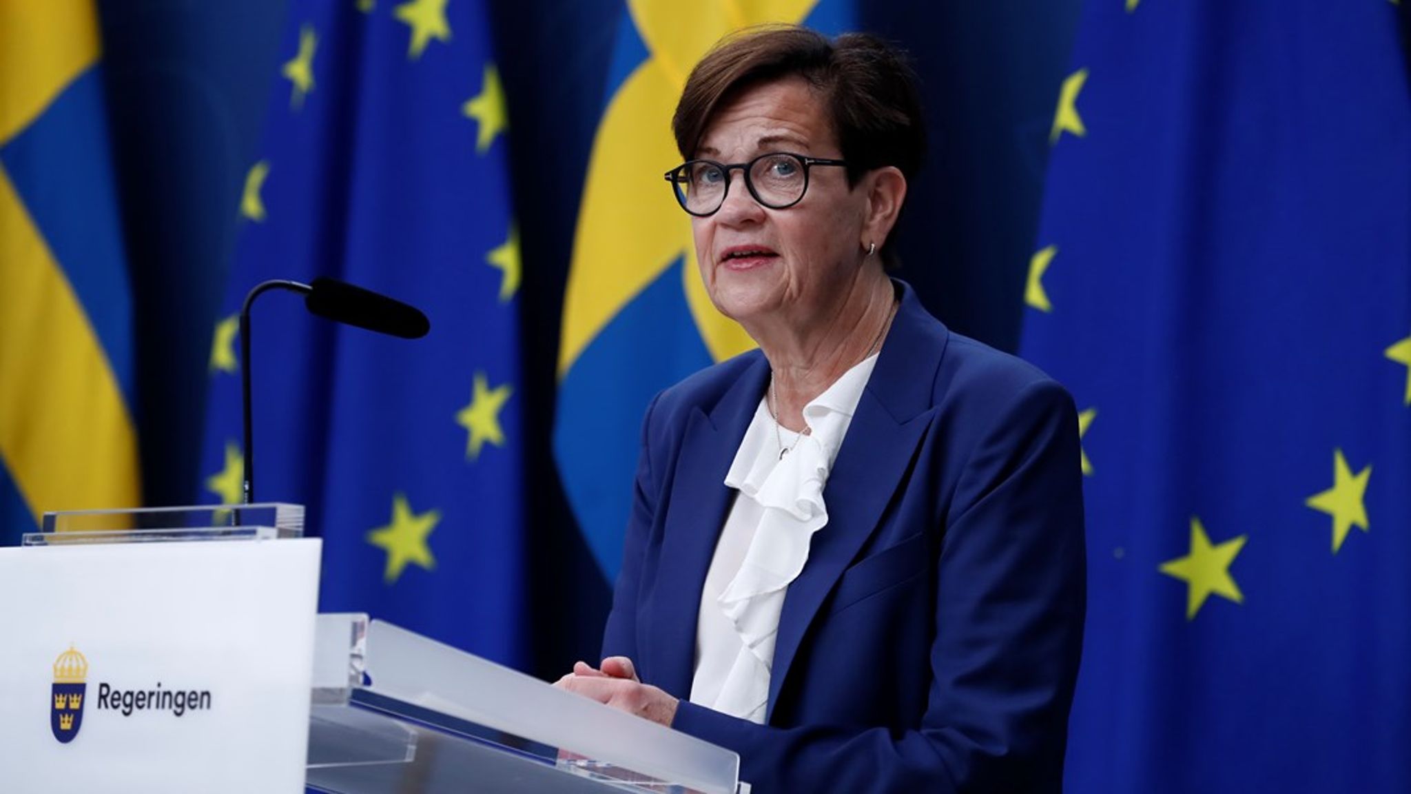 Regeringen har beslutat att flytta på Katrin Westling Palm som får lämna Skatteverket fem månader i förväg.
