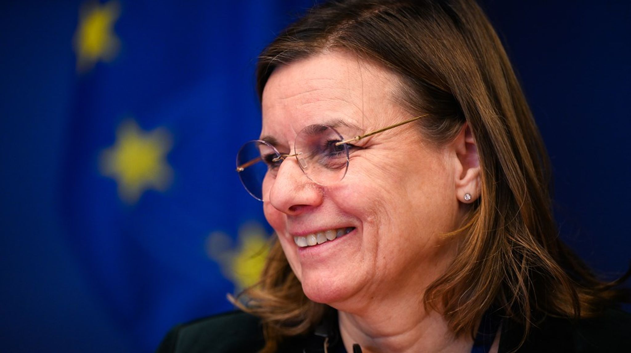 Isabella Lövin (MP) gör Karin Karlsbro (L) sällskap.