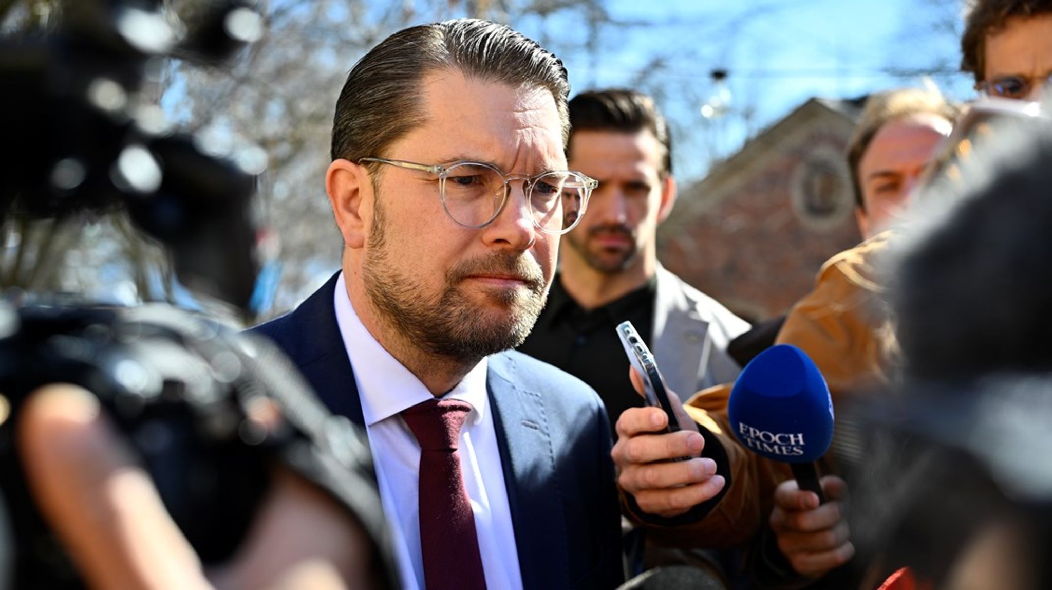 Sverigedemokraternas partiledare Jimmie Åkesson är övertygad om att det går att påskynda beslutsprocesser utan att bryta mot beredningskravet.