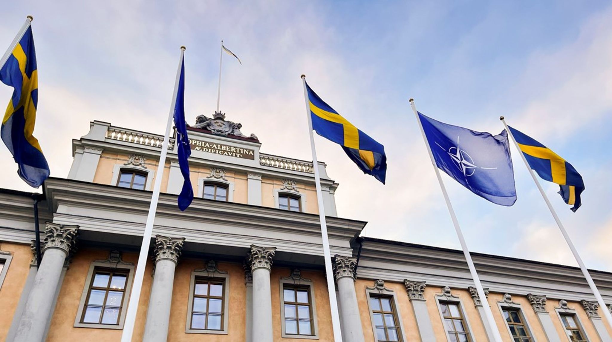 Den nya myndigheten kommer att heta ”Sveriges utrikes underrättelsetjänst” och ligga under utrikesdepartementet.