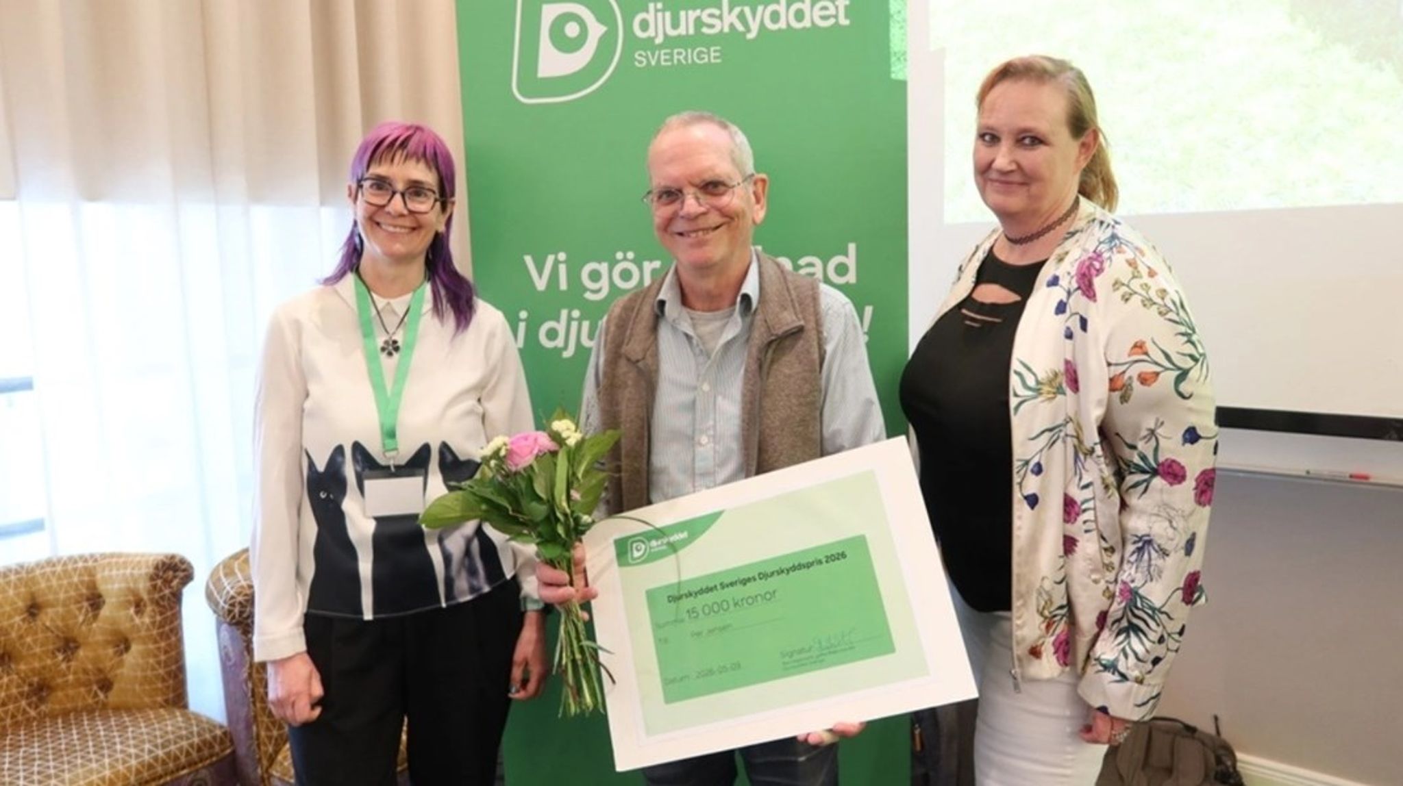 Generalsekreterare Åsa Hagelstedt, pristagaren Per Jensen och Djurskyddets förbundsordförande Linda Maria Vonstad.