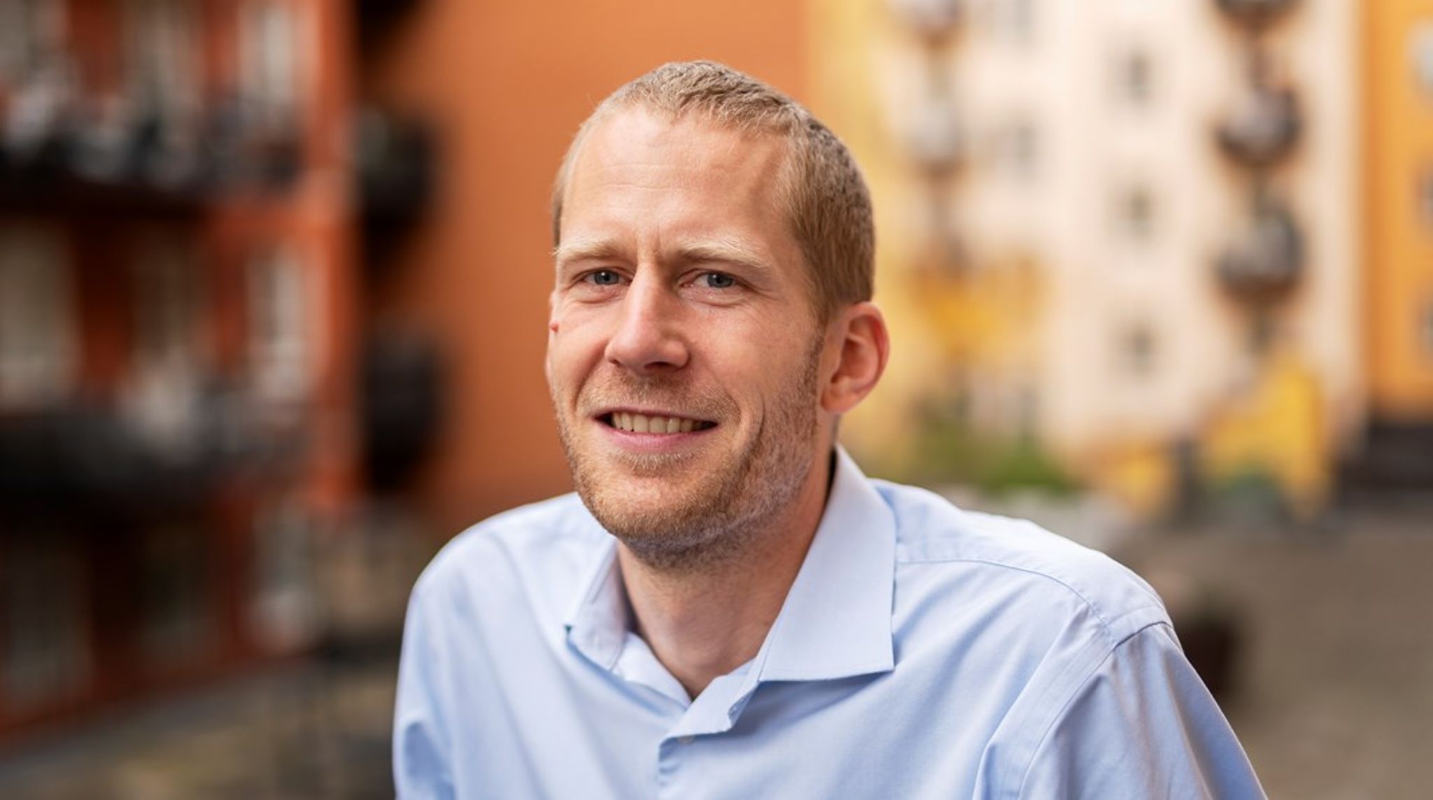 Linus Olofsson, förbundschef för Studieförbundet Vuxenskolan, hoppas att domen i Högsta förvaltningsdomstolen ska leda till att de får tillbaka ungefär 15 miljoner kronor som de har betalat i internmoms de senaste åren.&nbsp;