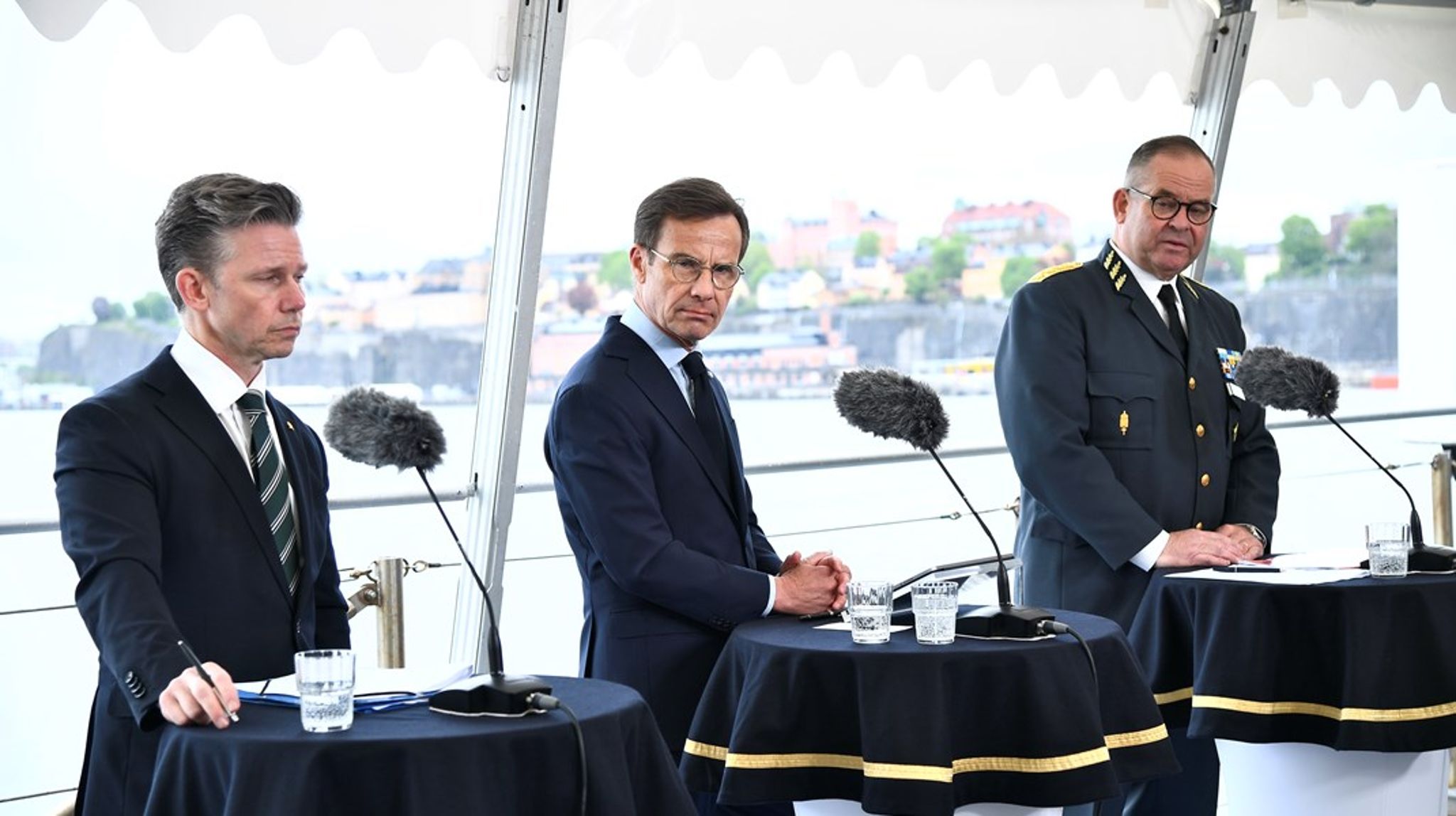 Statsminister Ulf Kristersson, försvarsminister Pål Jonson och överbefälhavare Michesl Claeson vid en pressträff ombord på försvarets Visbykorvett, som nyligen avslutat övningen Aurora 26. 