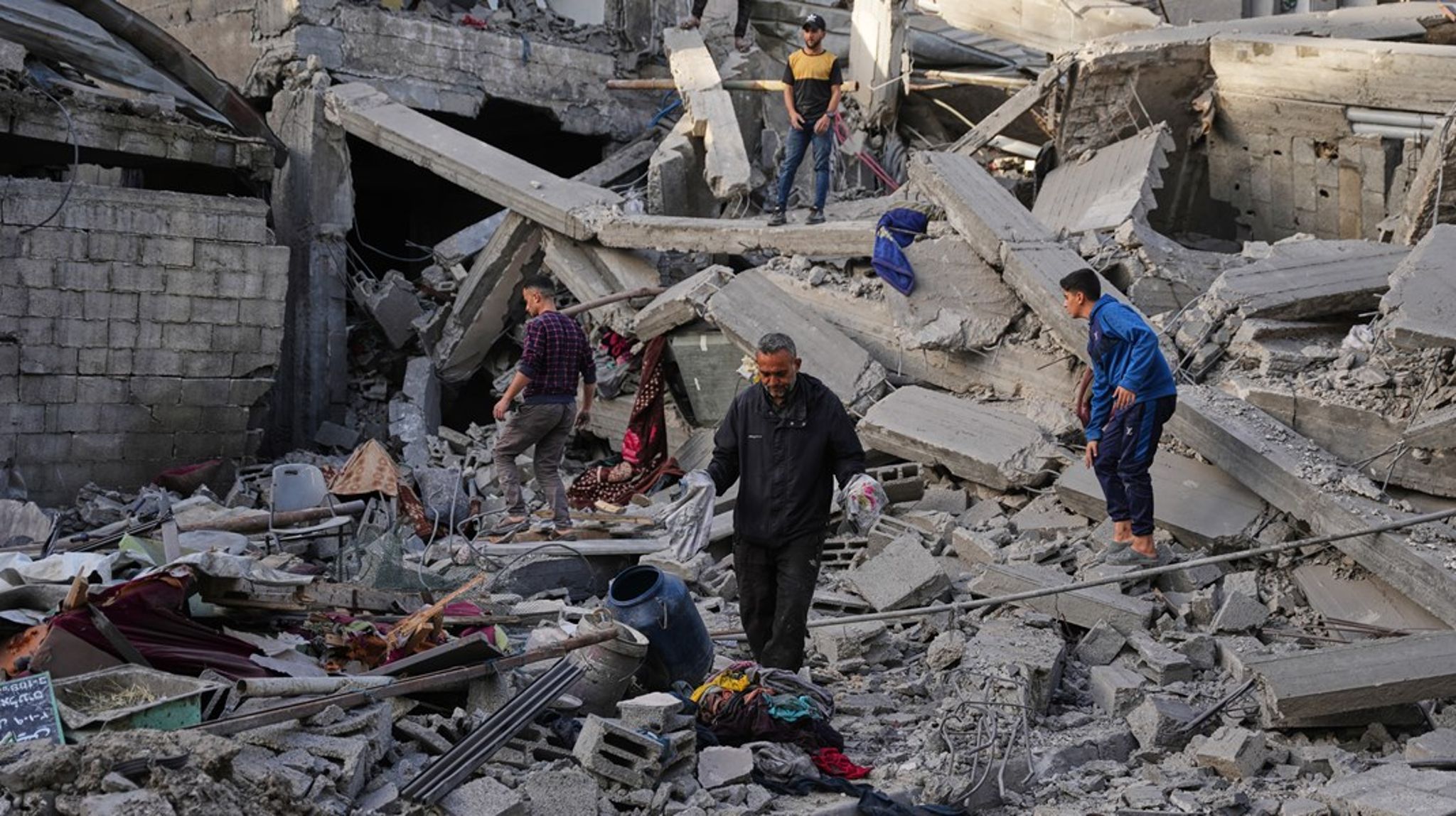 En palestinsk familj inspekterar förstörelsen efter israeliska flygattacker i Gaza.