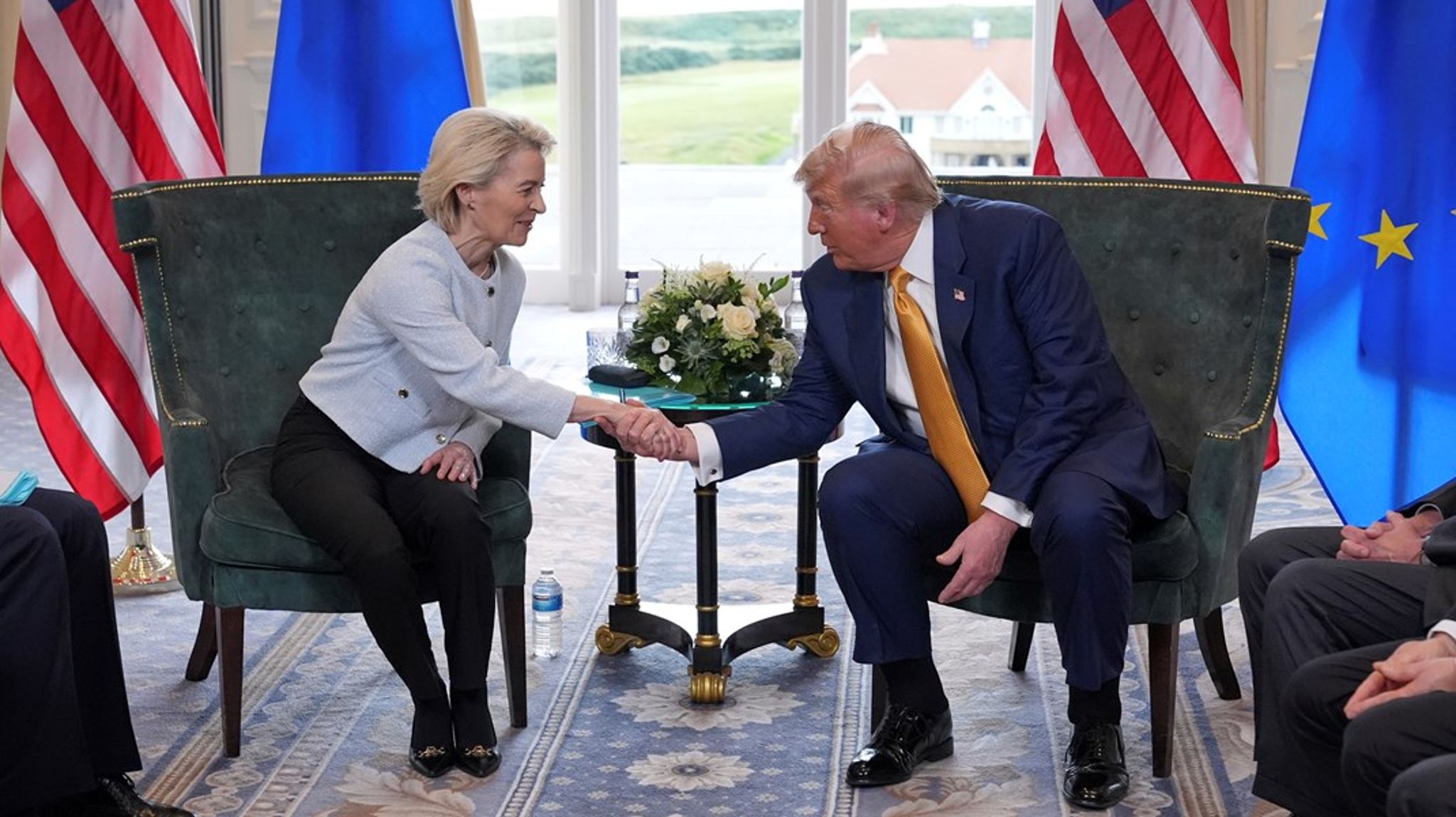 I juli 2025 åkte EU-kommissionens ordförande Ursula von der Leyen till Donald Trumps golfklubb i Turnberry, Skottland, för att ingå den handelsöverenskommelse som EU nu beslutat om hur man ska genomföra.