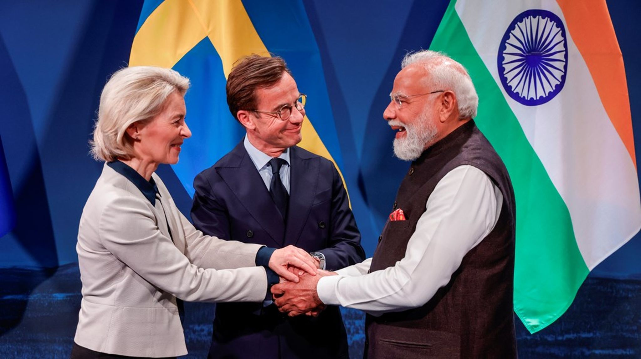 EU-kommissionens ordförande Ursula von der Leyen, Sveriges statsminister Ulf Kristersson (M), och Indiens premiärminister Narendra Modi tar i hand på fortsatta handelsrelationer.