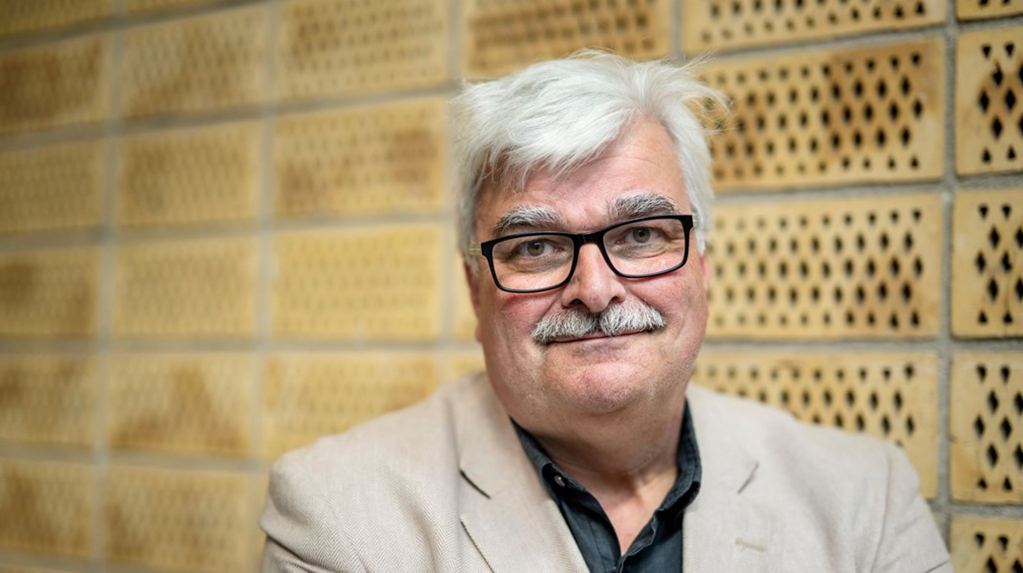 Håkan Juholt&nbsp;får 55 037 kronor i ersättning varje månad. Han försvarar systemet&nbsp;– och menar att det finns goda skäl att göra det mer generöst.