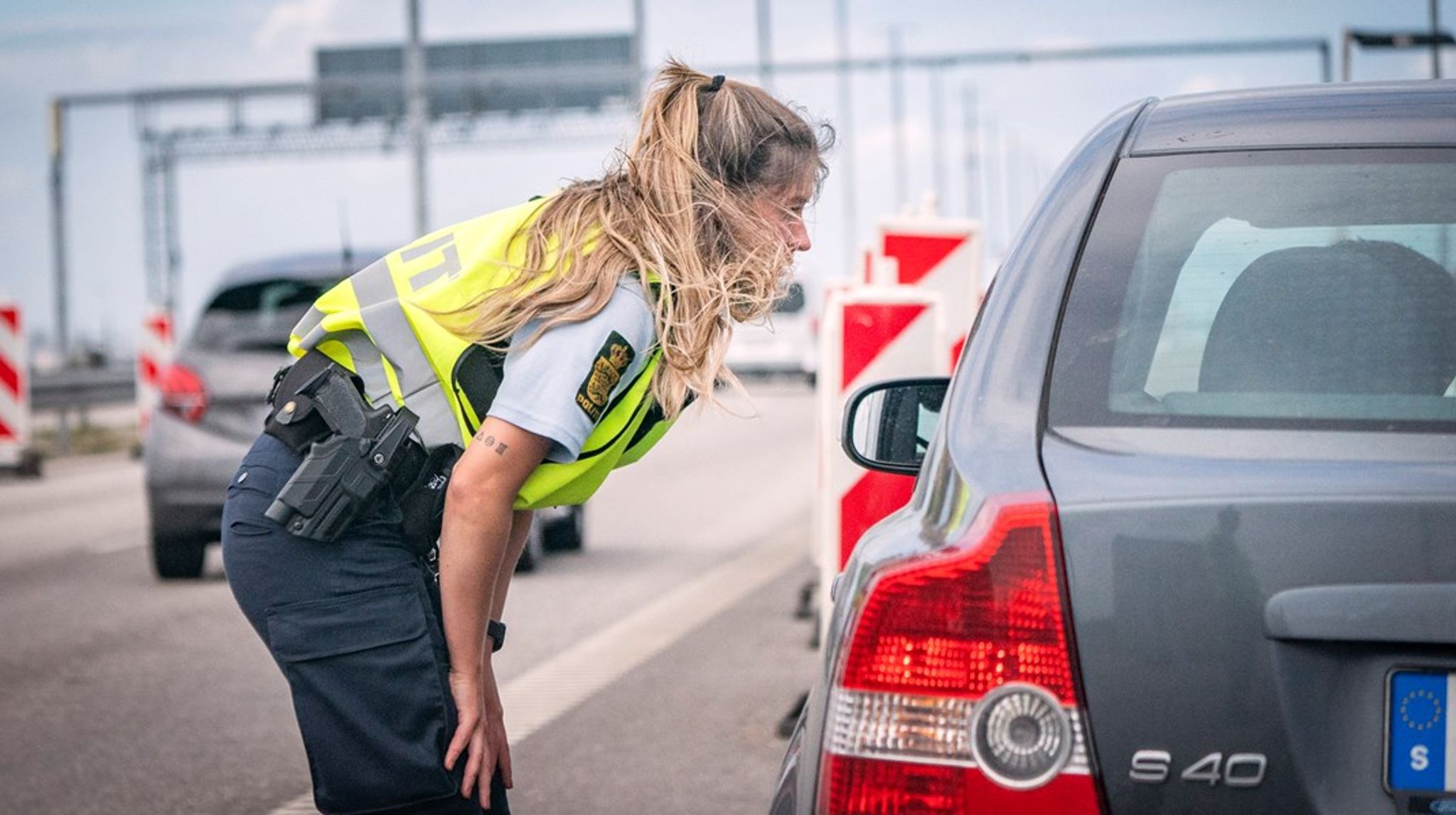 Tack vare Schengenområdet kan, i teorin, över 450 miljoner människor resa
fritt mellan medlemsländerna utan gränskontroller. Men de senare åren har allt fler medlemsländer börjat återinföra kontroller – i Sverige har de nu pågått sedan 2015. 