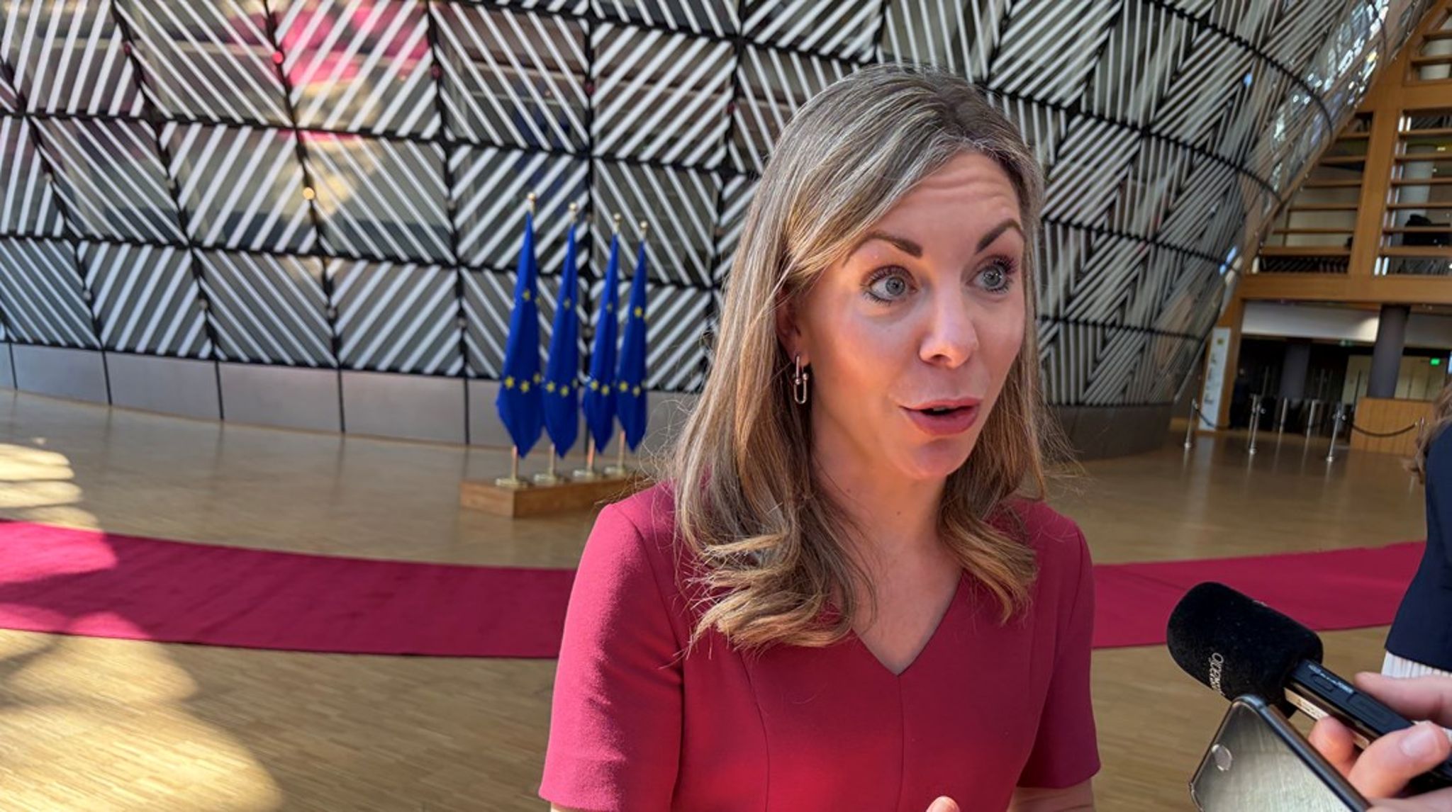 EU-minister Jessica Rosencrantz (M) spelar i en klassisk svensk laguppsättning. 
