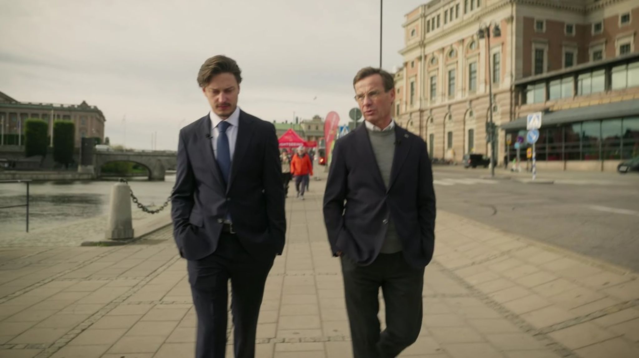 Youtubern Emil Hansius ute på promenad med statsminister Ulf Kristersson (M).