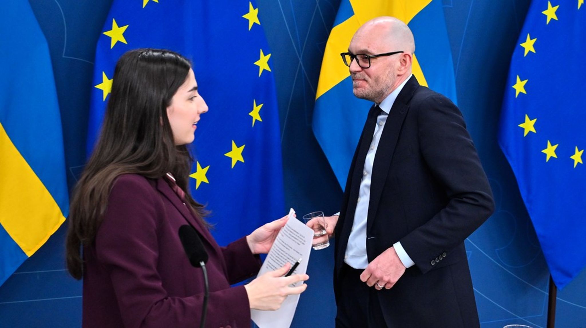 Skiftbyte på gång. Under Romina Pourmokhtaris frånvaro har Johan Britz vikarierat som klimatminister.