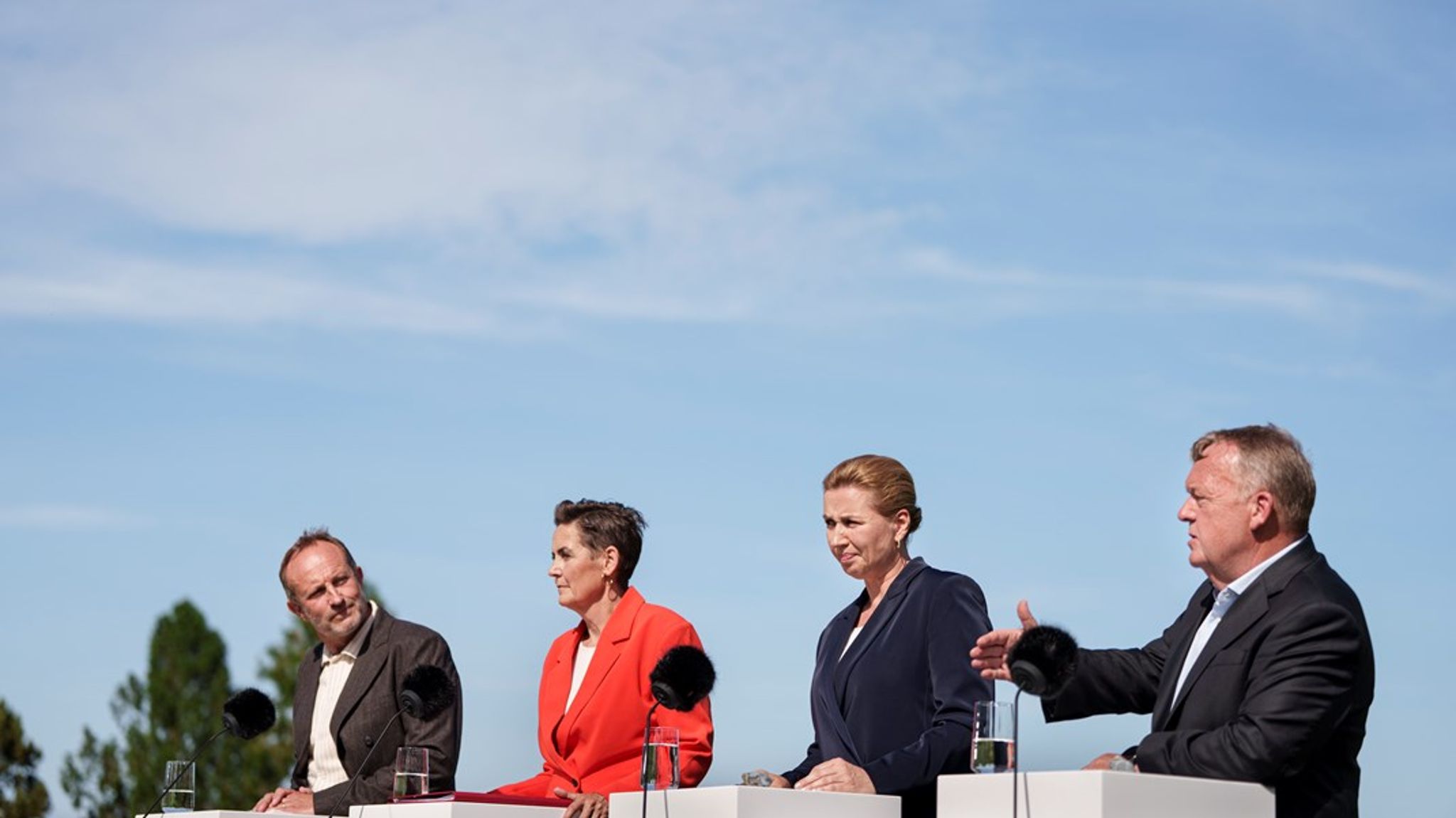 Mette Frederiksen (S) fortsätter som statsminister i Danmark. Men bildar ny regering med Lars Løkke Rasmussen, Moderaterna, Pia Olsen Dyhr, Socialistisk Folkeparti och Martin Lidegaard, Radikale Venstre.