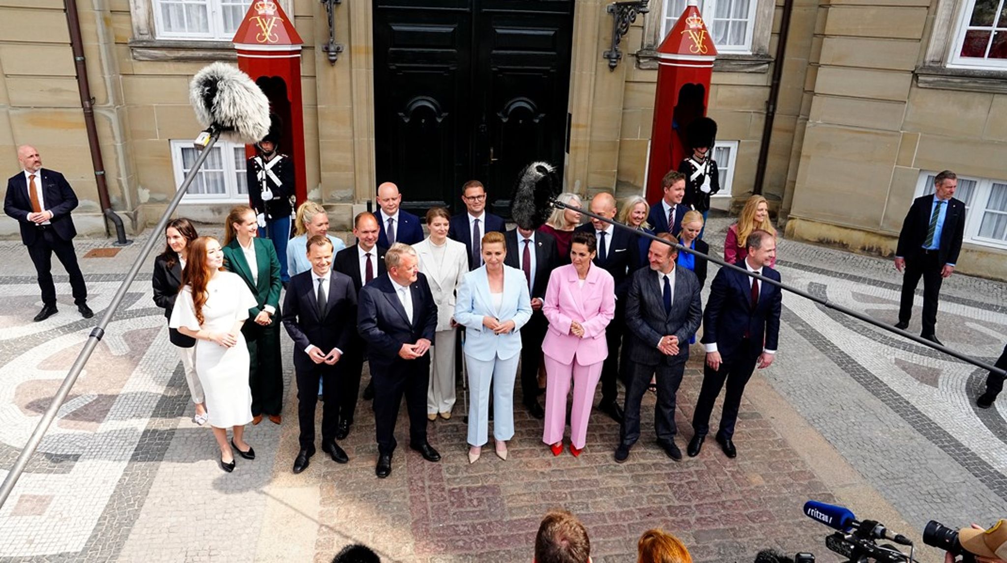 Bland ministrarna syns bland annat en tidigare EU-parlamentariker för vänsterpartiet Enhedslisten, miljöminister Maria Reumert Gjerding, som nu bytt parti till Socialistik Folkeparti.