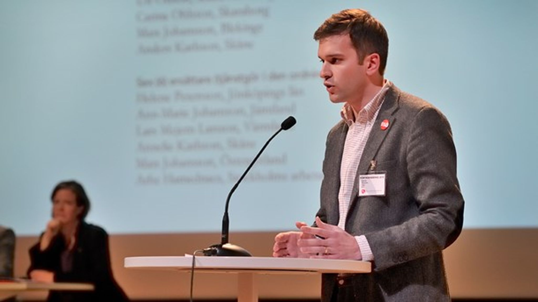 När Gabriel Wikström (S) blev sjukskriven så tog departementskollegan Annika Strandhäll (S)&nbsp;över. Det är inte en optimal lösning, menar Torbjörn Larsson.