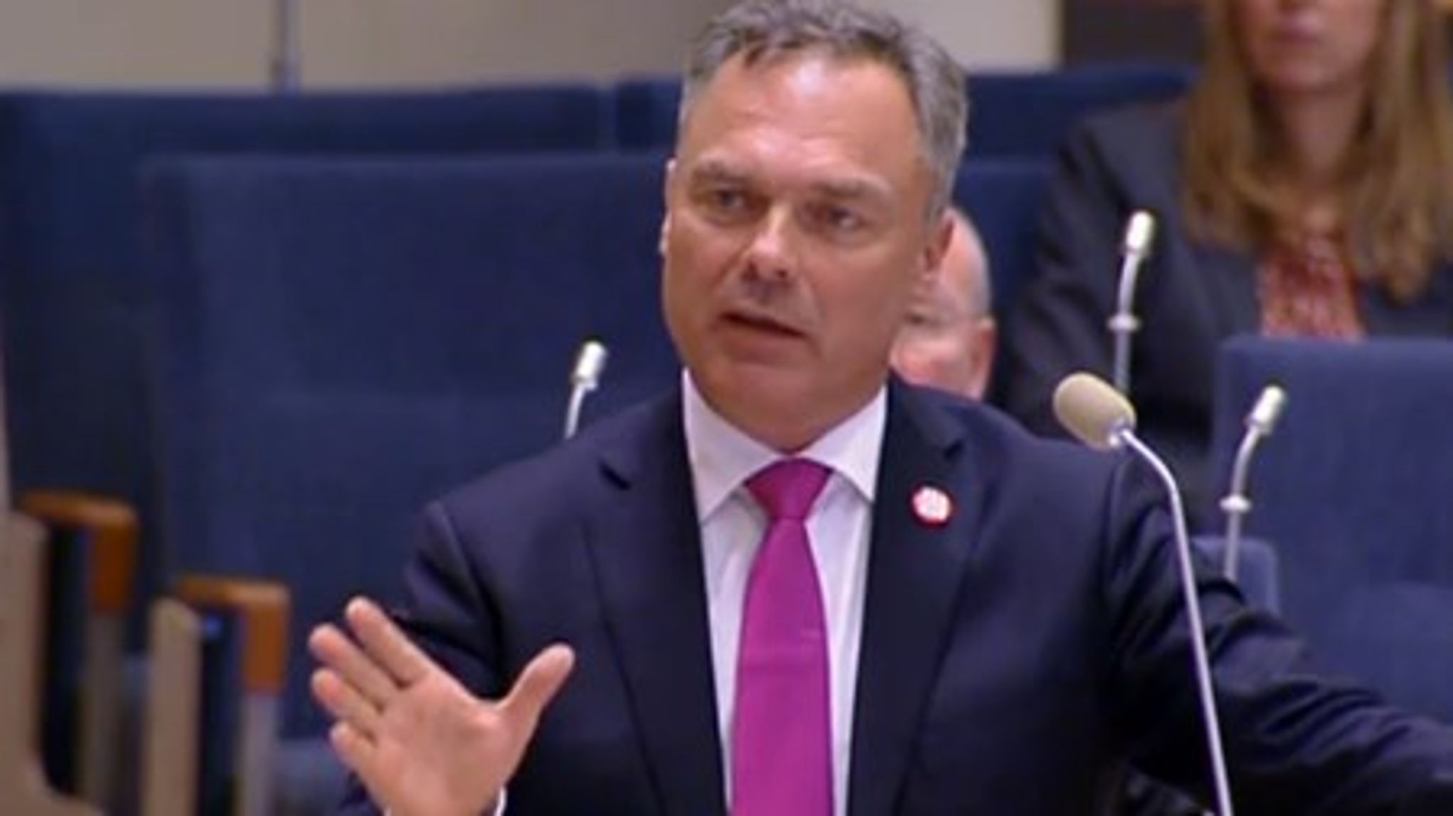 Folkpartiledaren Jan Björklund &nbsp;anser att en ny form av tillfälliga uppehållstillstånd är bättre för att integrera invandrare på&nbsp;arbetsmarknaden.&nbsp;