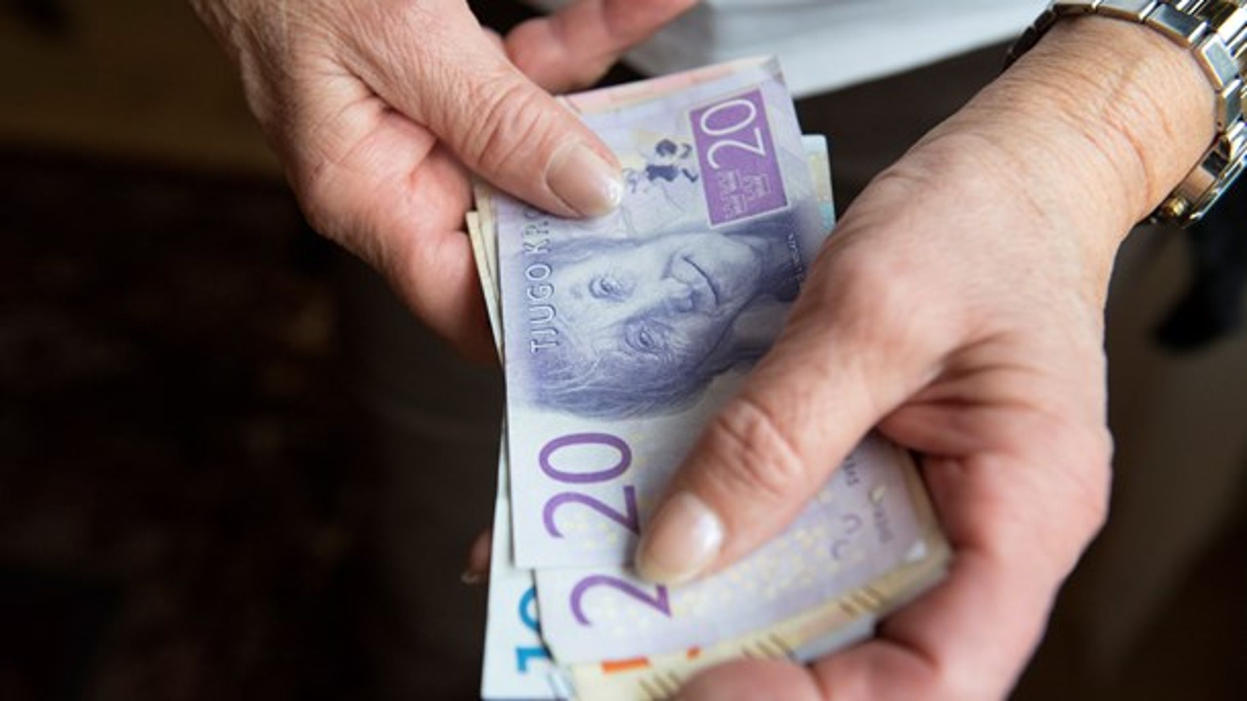 "Det självklara vore att kommunerna som har beskattningsrätt i form av kommunalskatt sänker densamma till en rimlig nivå. Det sparar både tid, pengar och onödig byråkrati."