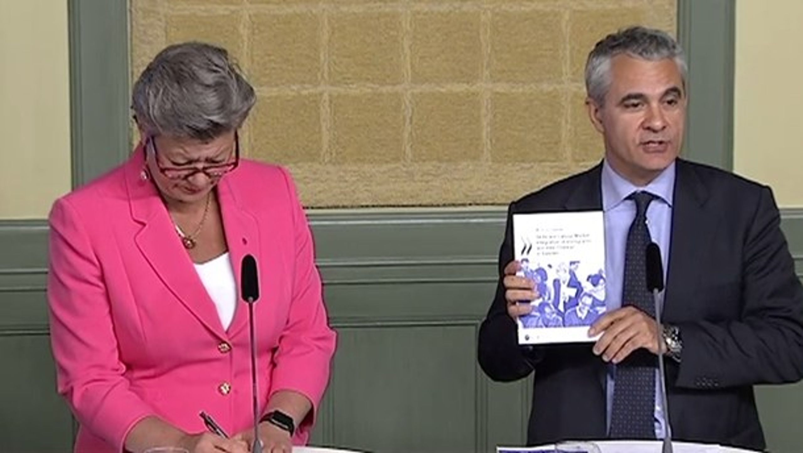 Arbetsmarknadsminister Ylva Johansson och Stefano Scarpetta, arbetsmarknadsdirektör på OECD, under fredagens pressträff.<br>