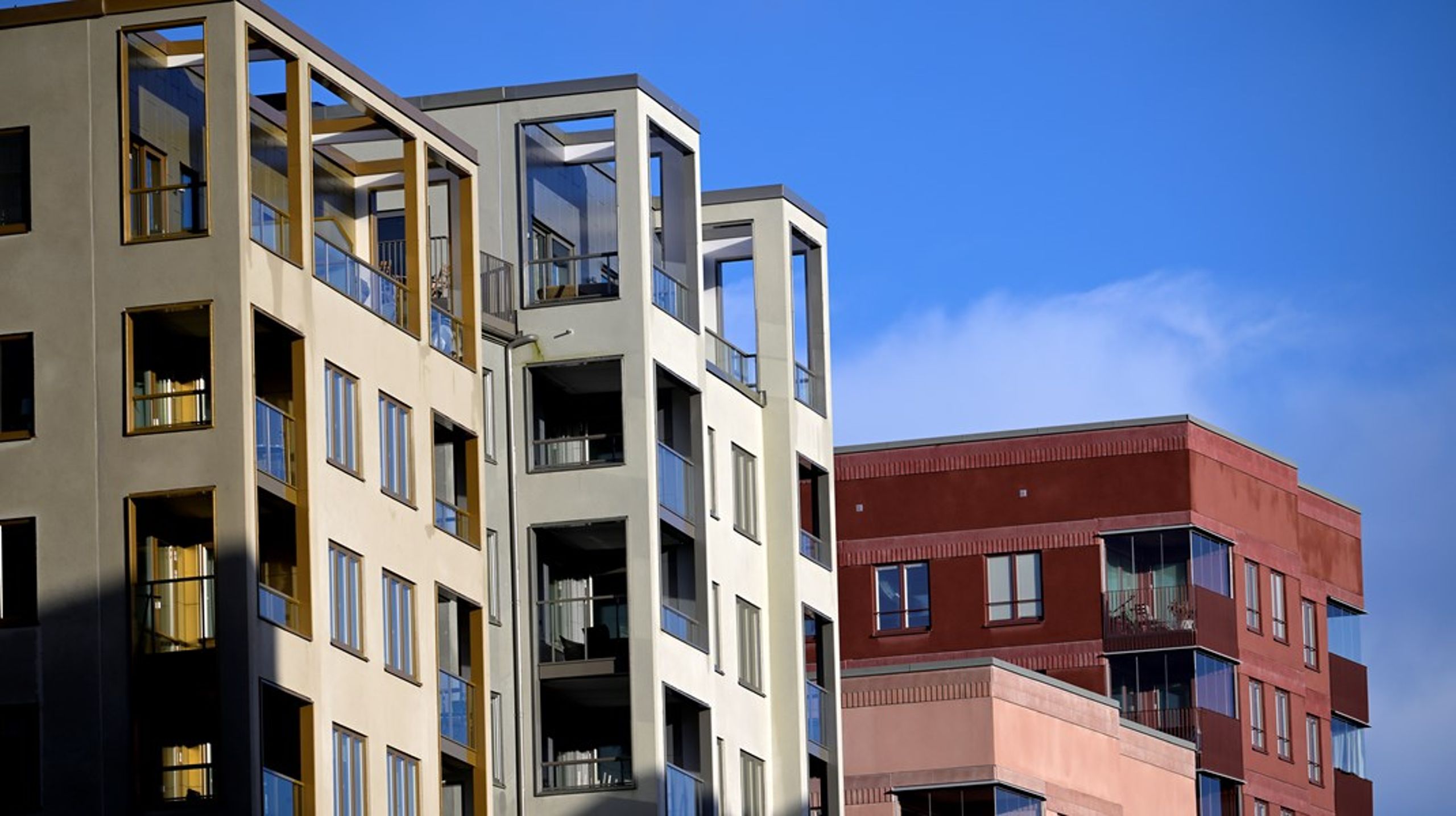 En faktor som försvårar företagens möjlighet att rekrytera är förhållandena på bostadsmarknaden, skriver debattörerna.