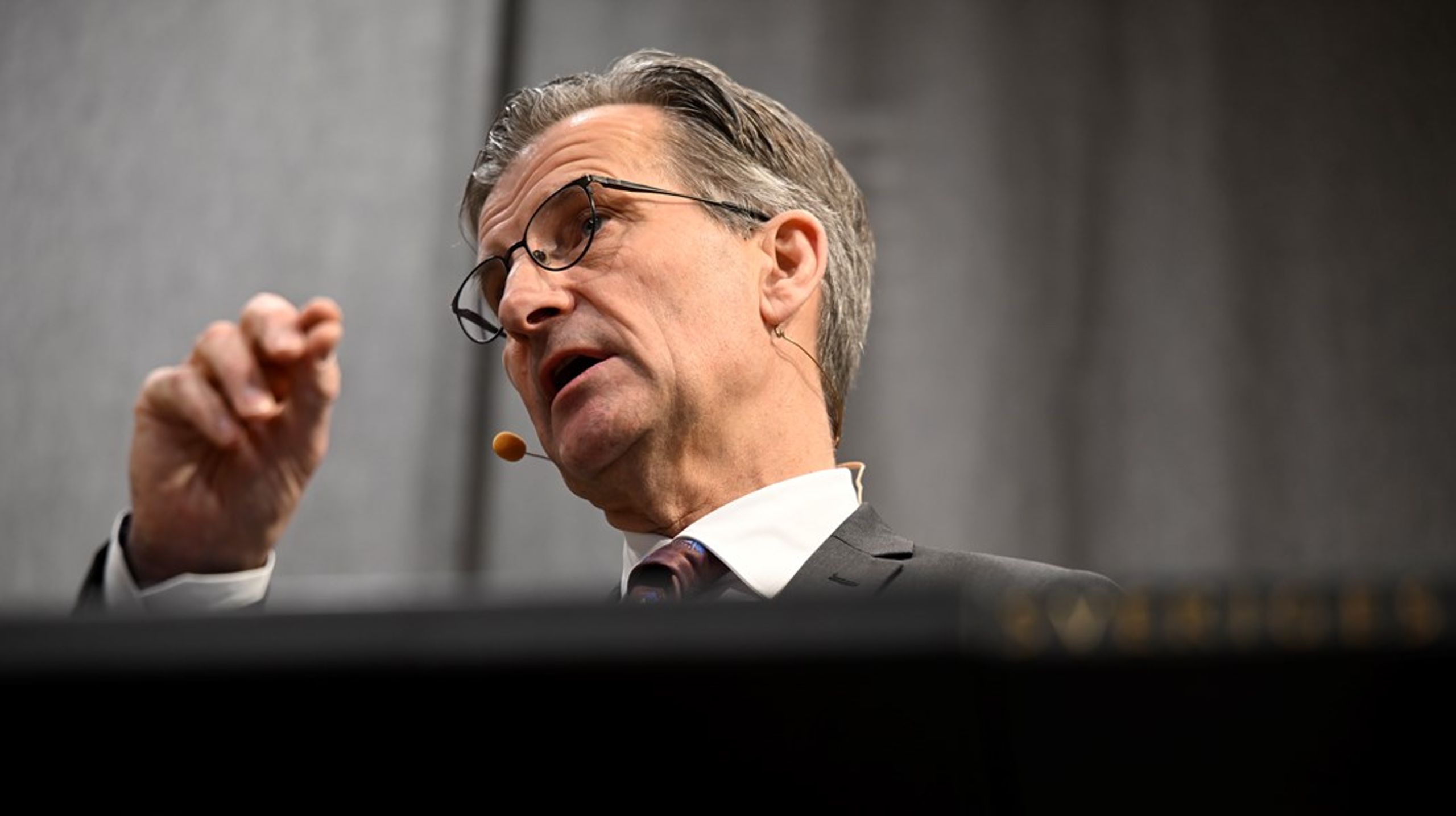 ”Varför har vi en kollaps när räntan är på fyra procent?”, undrar riksbankschef Erik Thedéen.&nbsp;