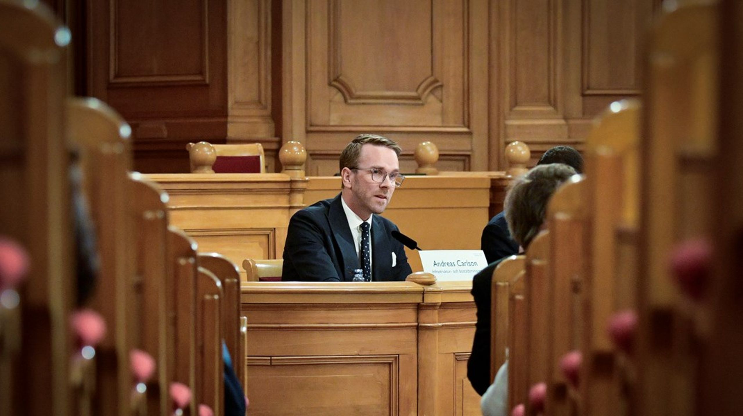 Regeringen och bostadsminister Andreas Carlson (KD) sparkade Lantmäteriets generaldirektör Susanne Ås Sivborg efter att säkerhetsbristerna i det öppna registret uppdagats.